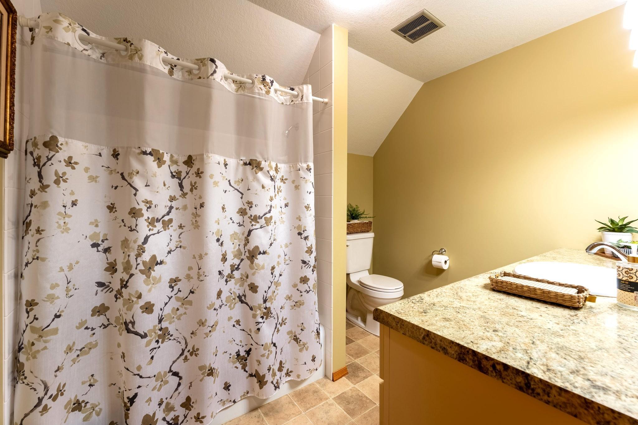 Upstairs full bathroom.