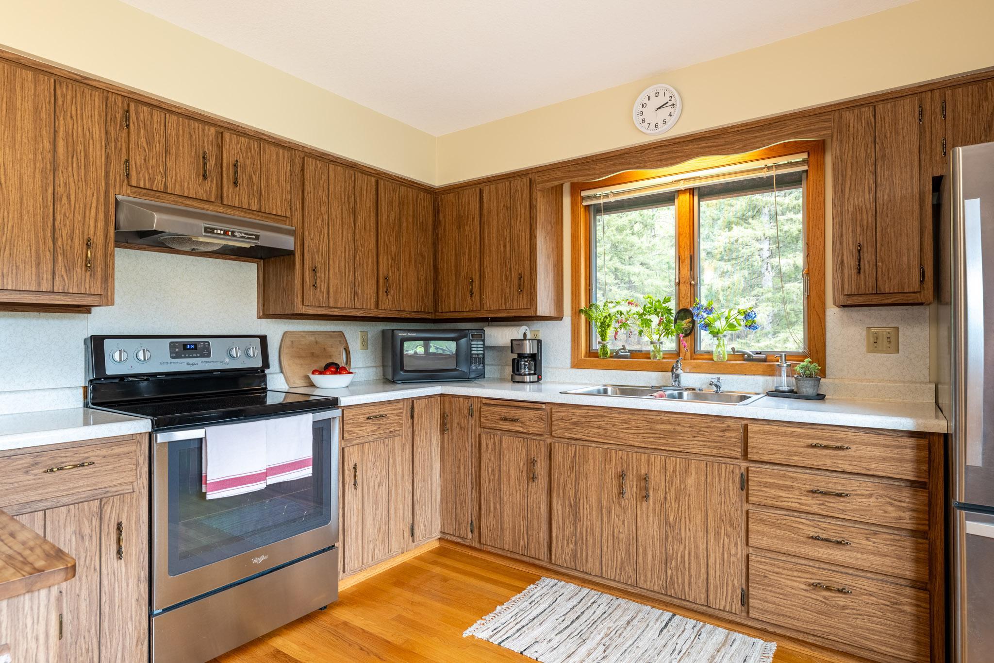 Enjoy the views while washing dishes. Maybe you will see a doe & fawn.