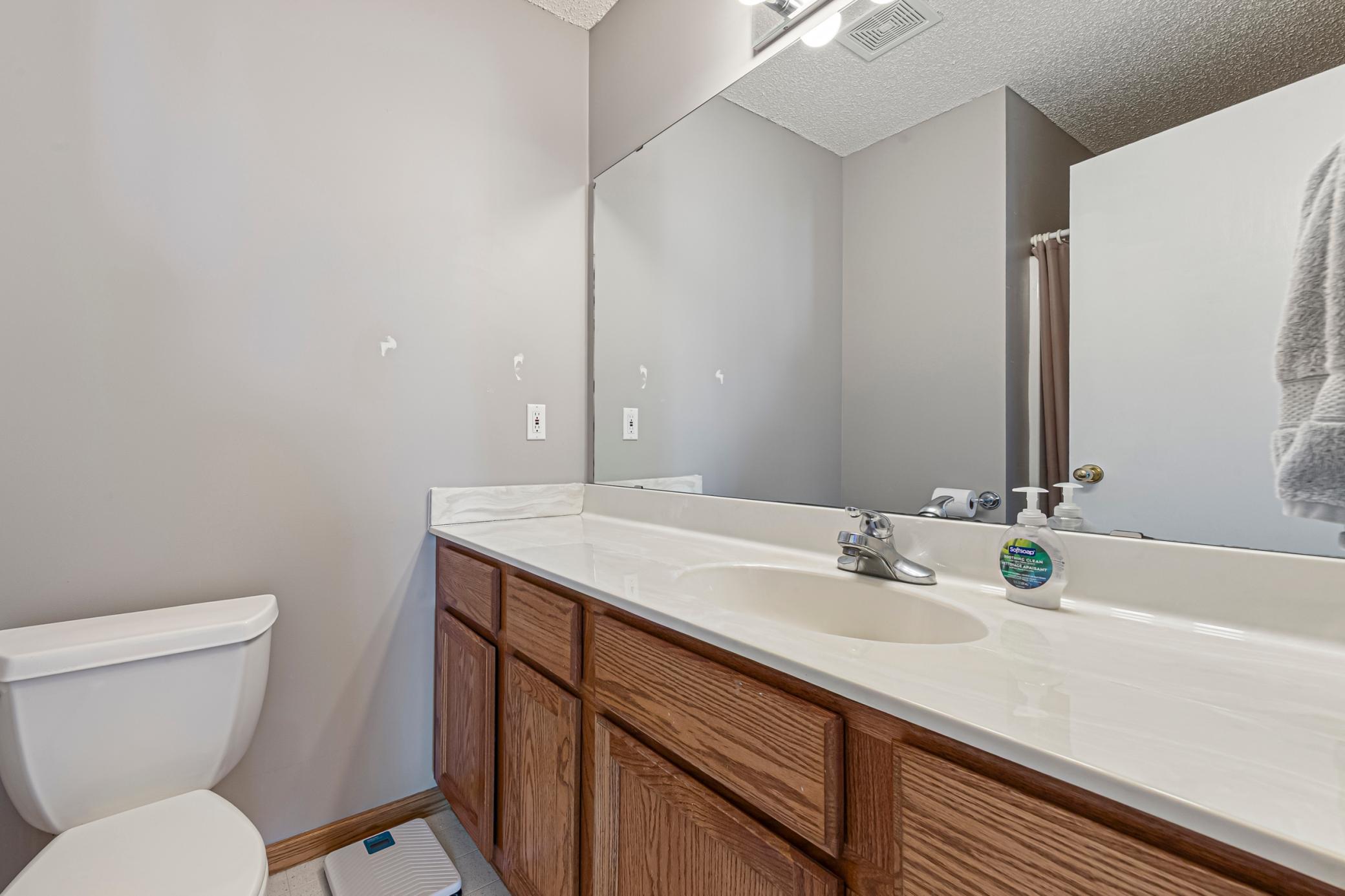 32 main bathroom.jpg