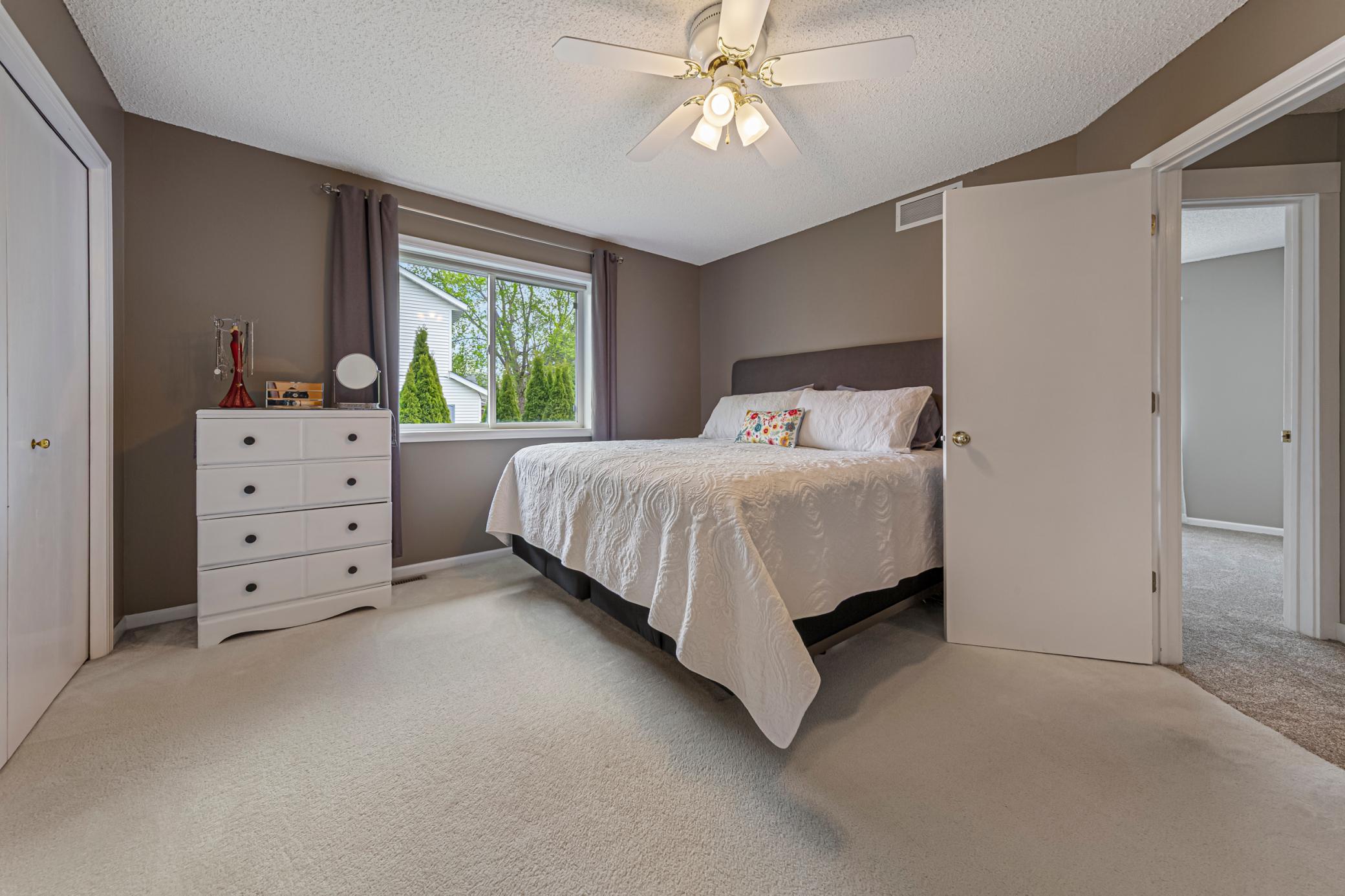 31 main bedroom.jpg