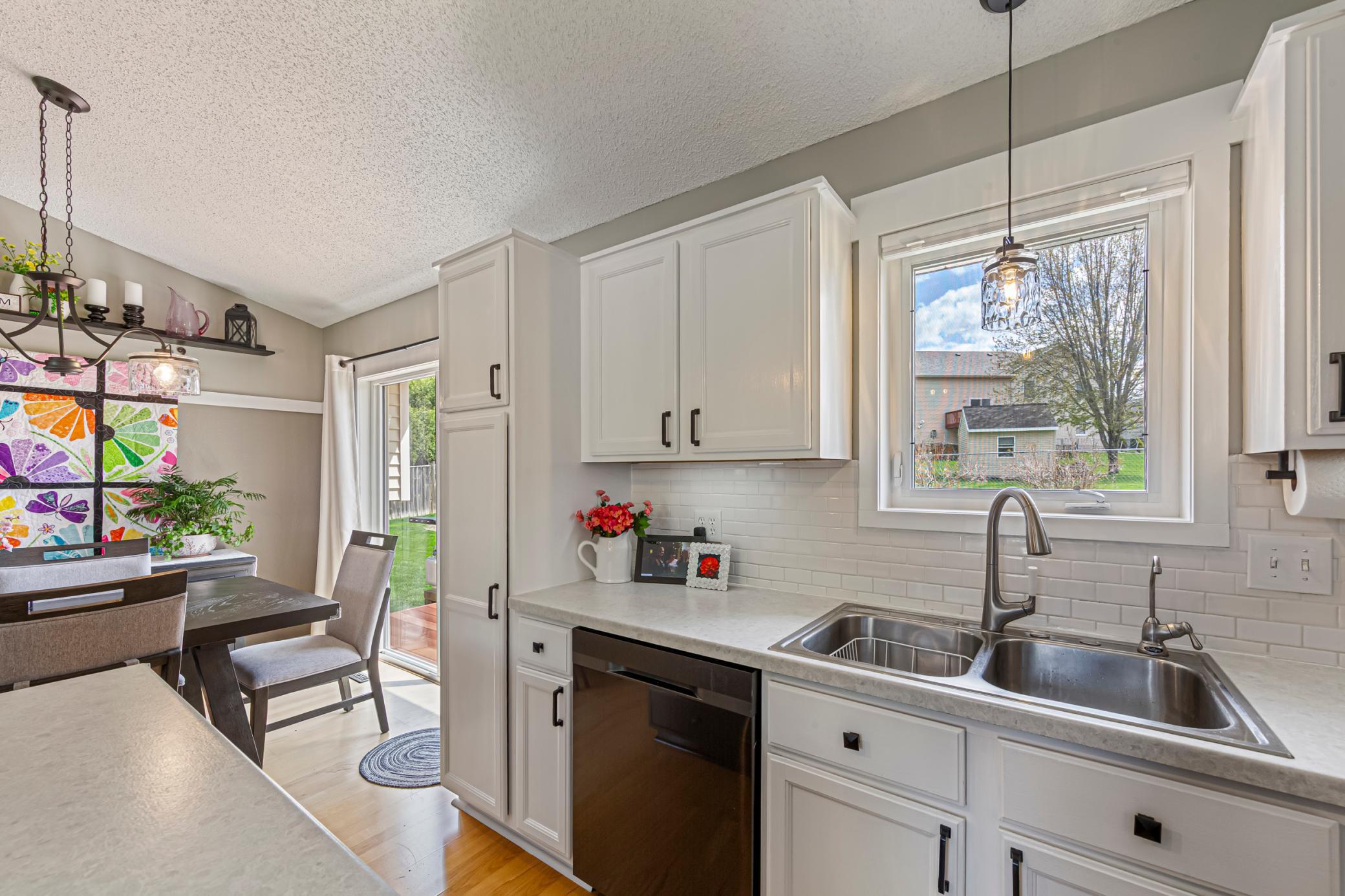 20 kitchen.jpg