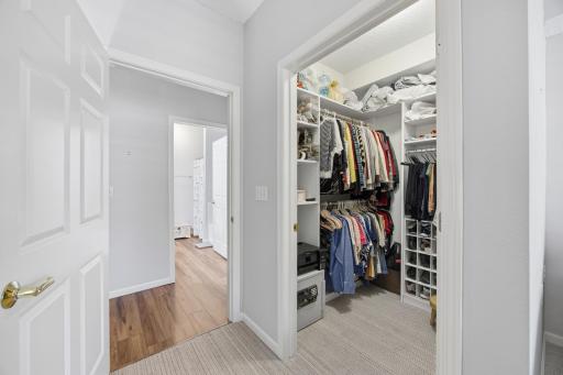 The bedroom also offers a large walk-in closet with an awesome storage system. It's easy to stay organized!