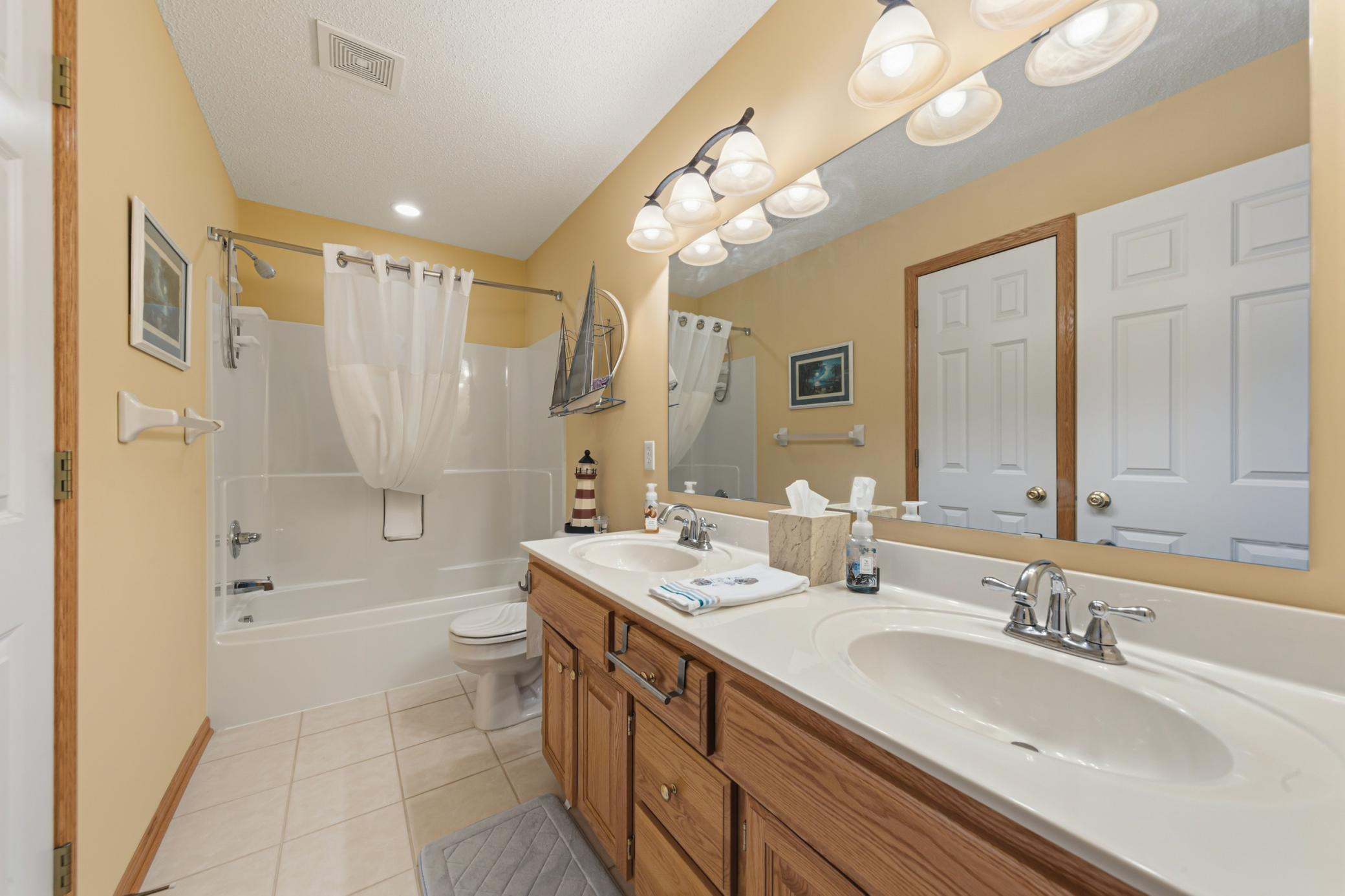 Upper-level full bathroom