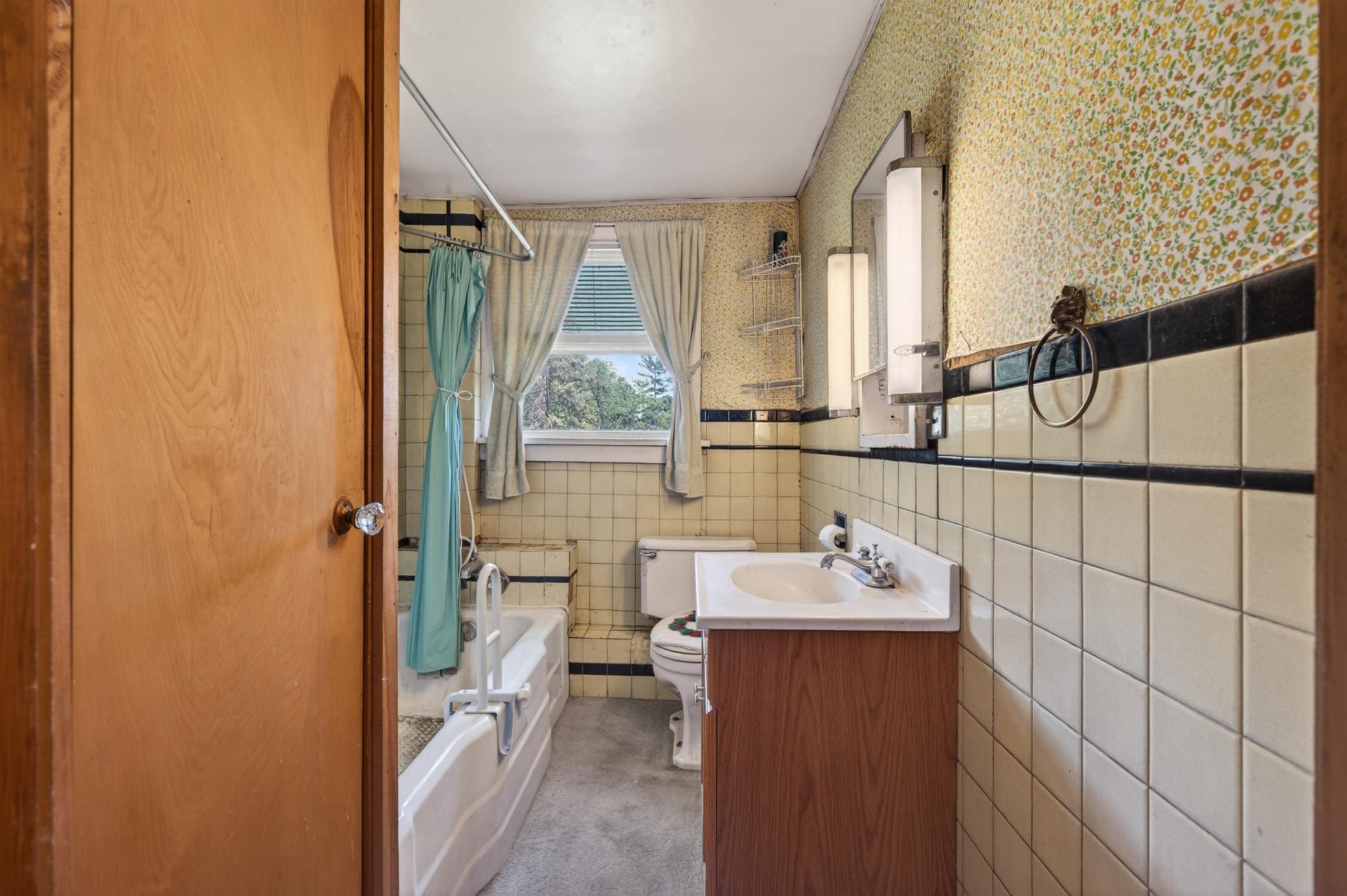 Upper level full bath