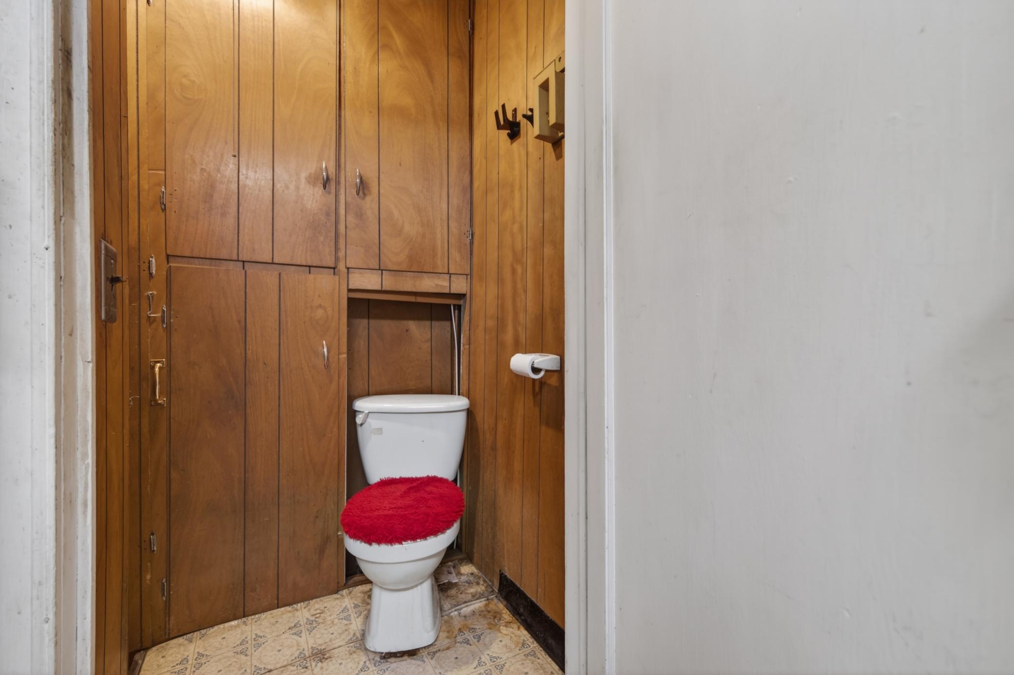 Main level "toilet room" off kitchen
