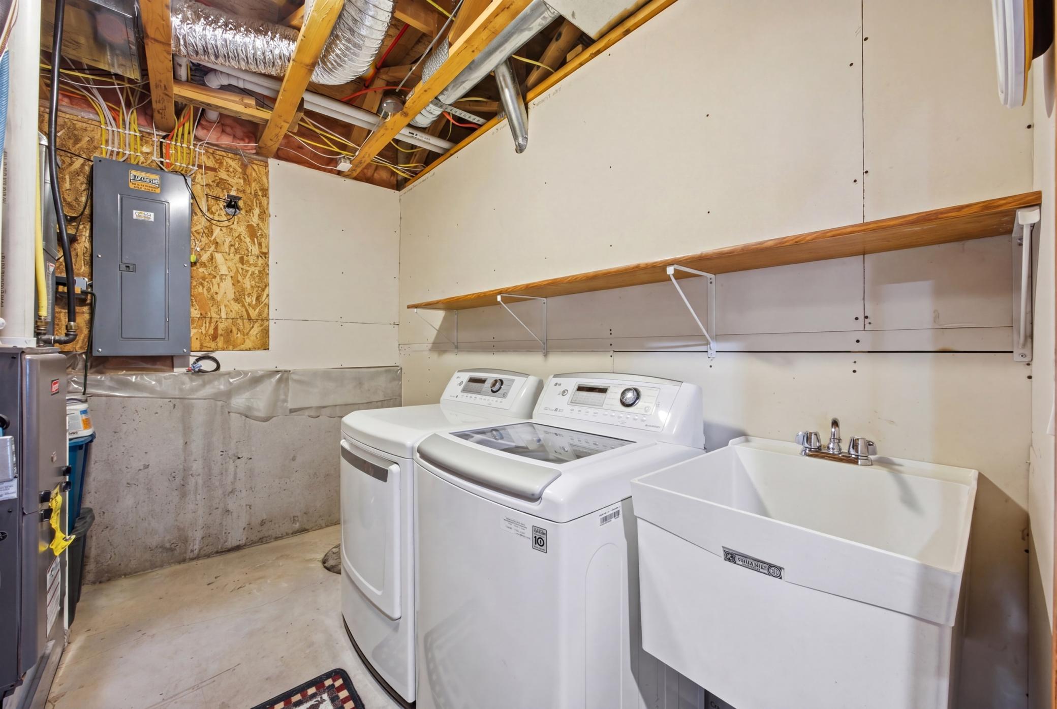 washer/dryer included