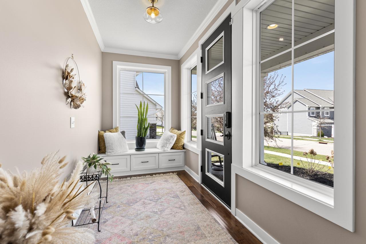 Foyer with a bench seat.