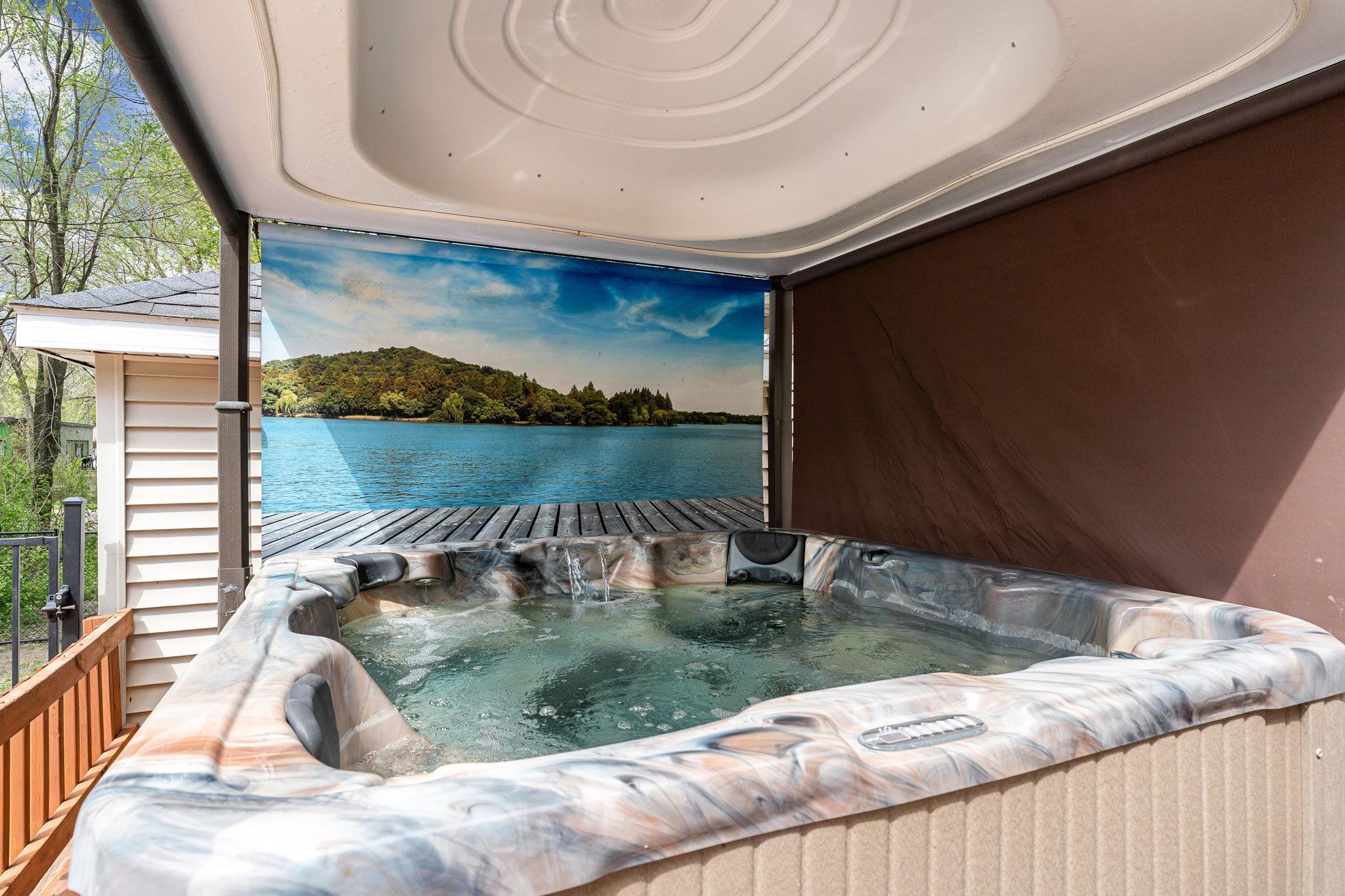 Hot Tub with Electric Lowering Lid and Lighting.