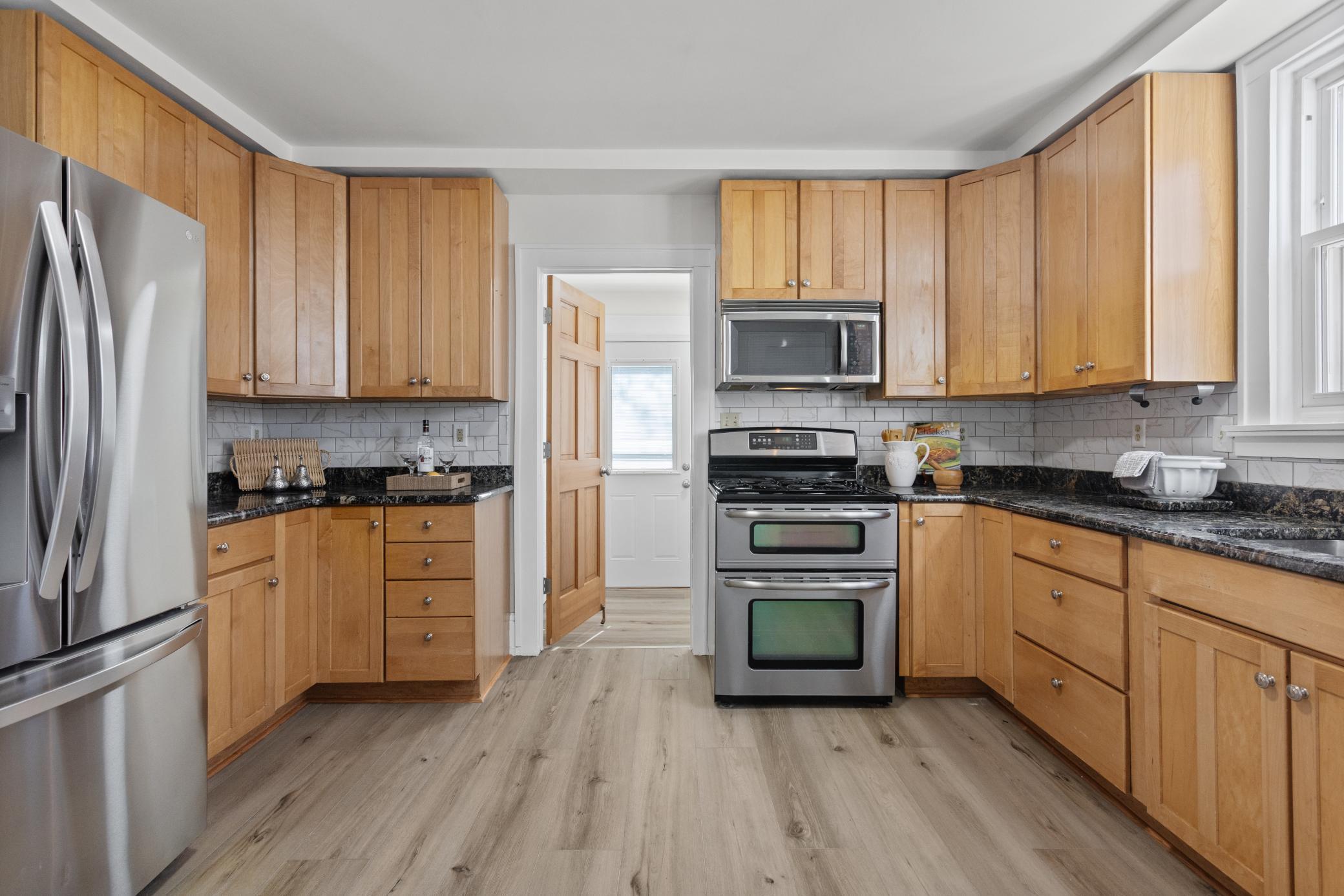 Kitchen (door to laundry)