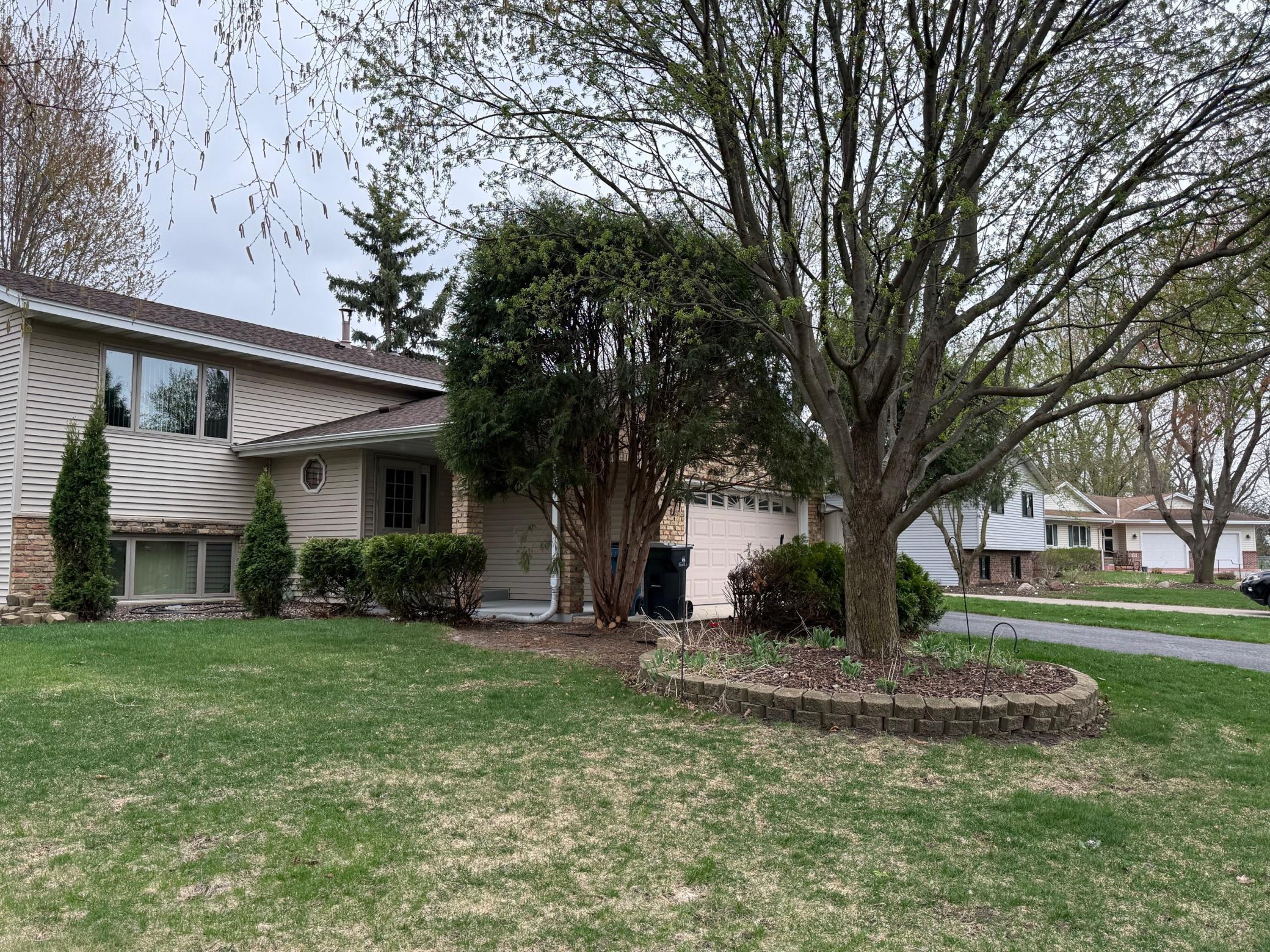 879 Westview Ct Shoreview curb 2.jpg