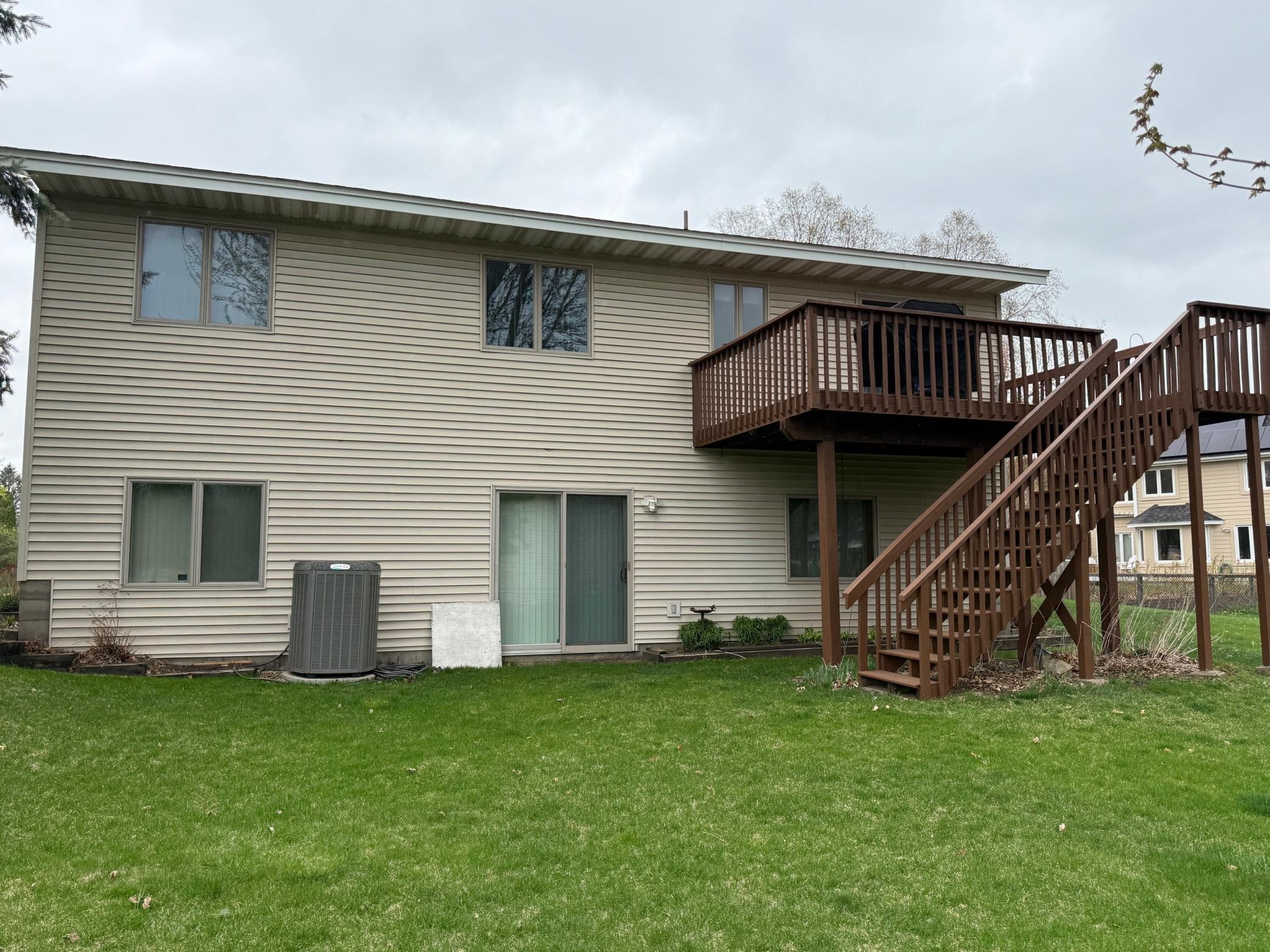 879 Westview Ct back of home.jpg