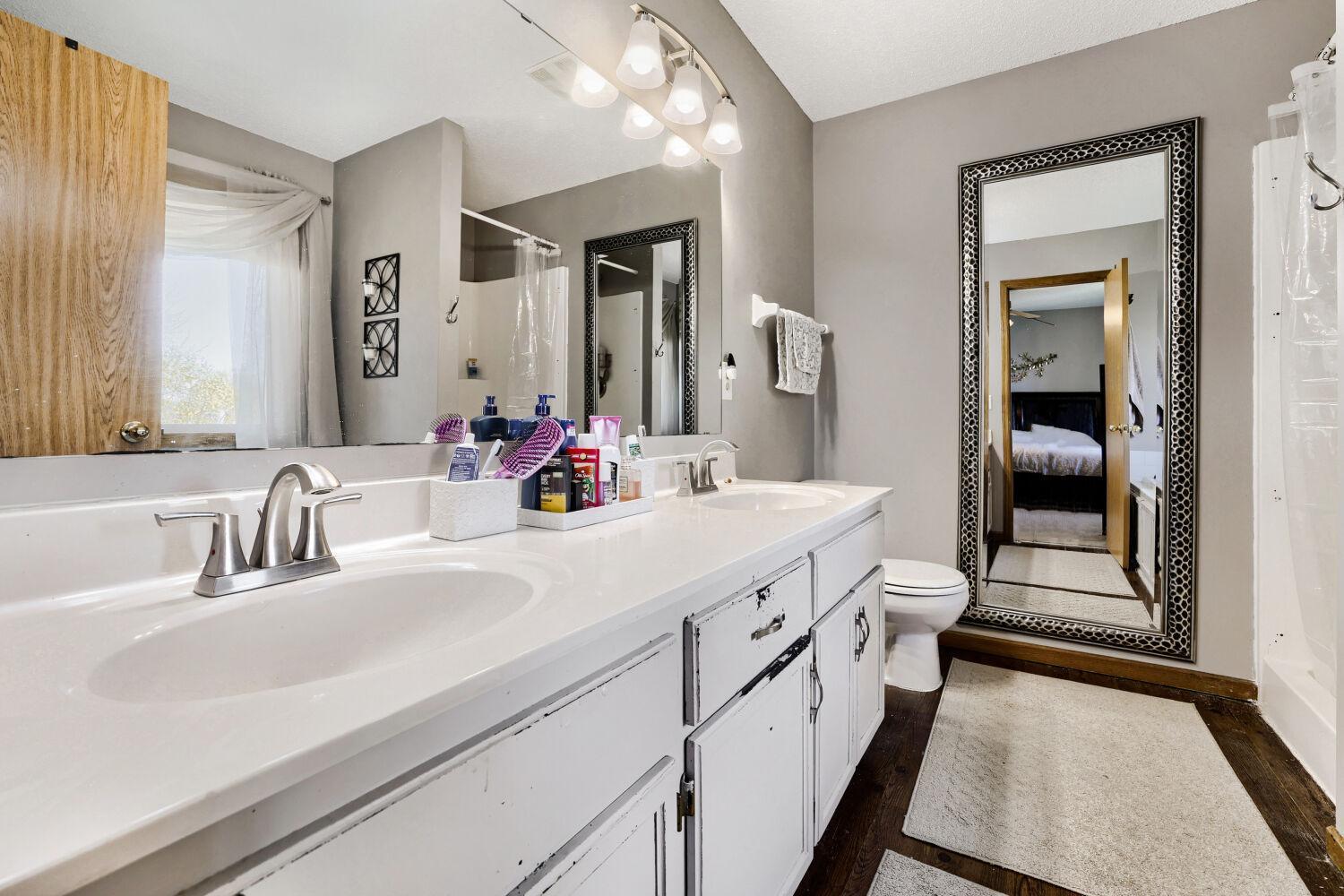 14233 Cobbler Ave - Web Quality - 019 - 19 Primary Bathroom.jpg