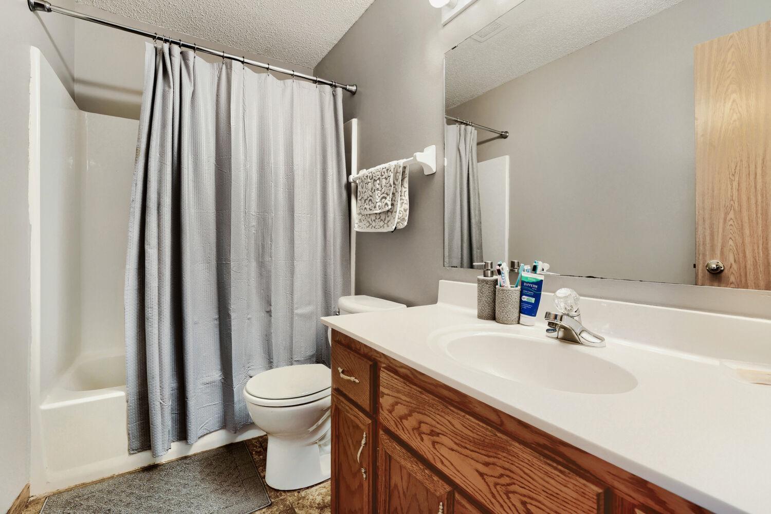 14233 Cobbler Ave - Web Quality - 024 - 24 Bathroom.jpg
