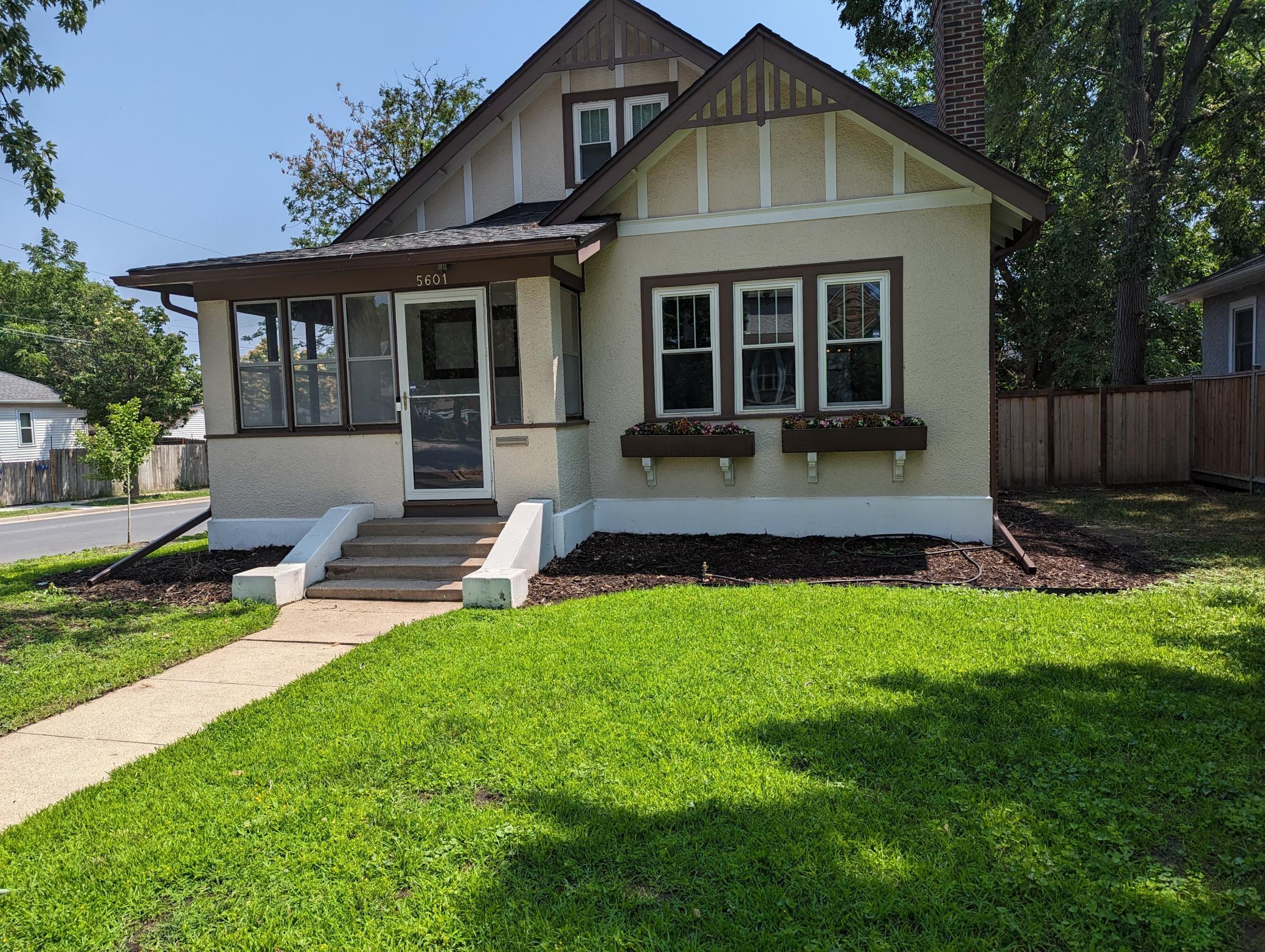 Charming 1 1/2 Windom Bungalow.