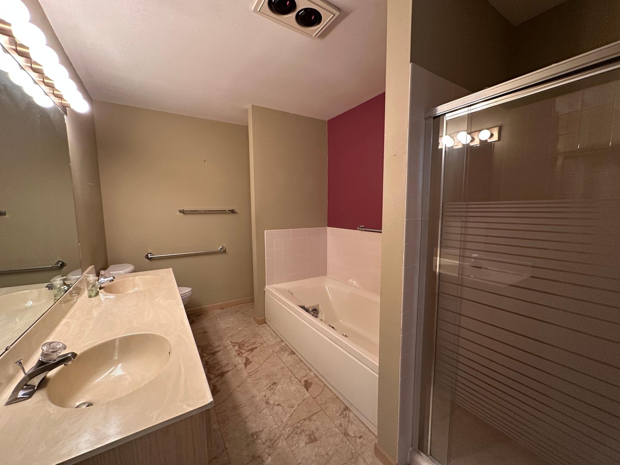Primary Bath w/Dble Sinks