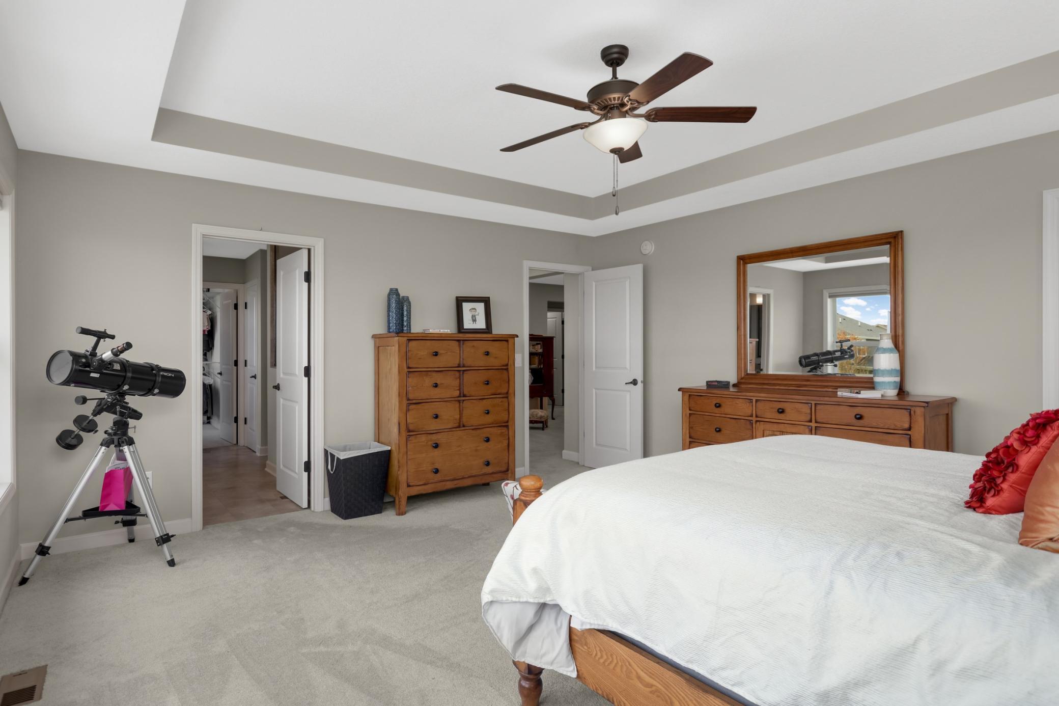 Tray ceiling with ceiling fan..