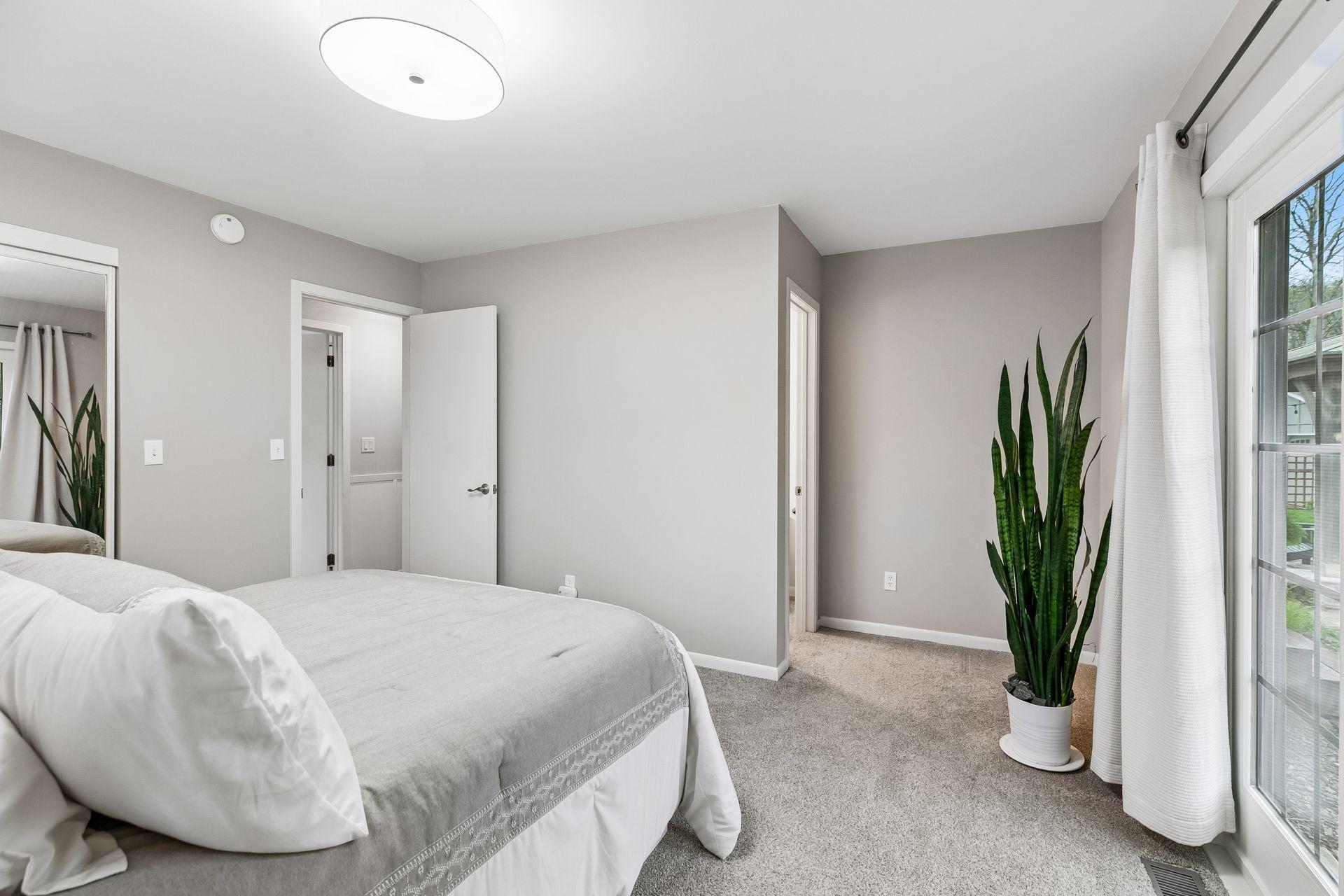 Access the ensuite bath around the corner.