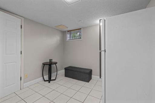 60-web-or-mls-2716 Ewing Ave N-120.jpg