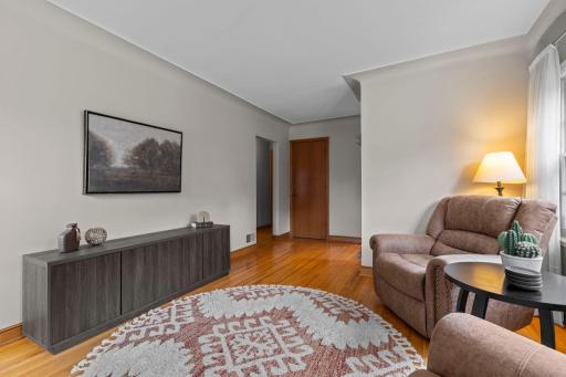 25-web-or-mls-2716 Ewing Ave N-15.jpg