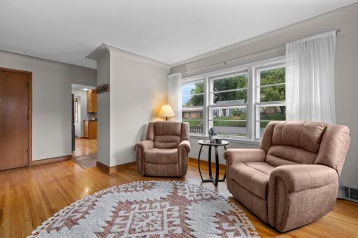 24-web-or-mls-2716 Ewing Ave N-12.jpg
