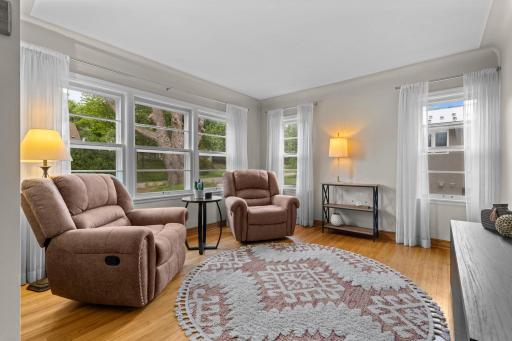 23-web-or-mls-2716 Ewing Ave N-9.jpg