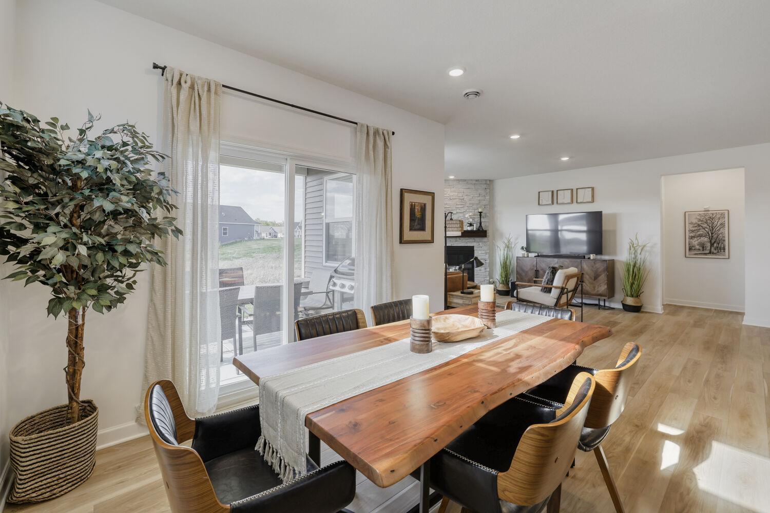 20252 Marsh Ct - Web Quality - 013 - 12 Breakfast Area.jpg