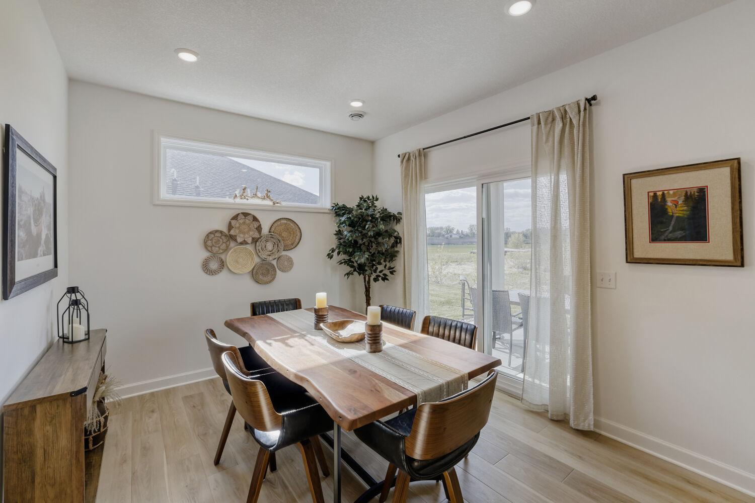 20252 Marsh Ct - Web Quality - 012 - 11 Breakfast Area.jpg