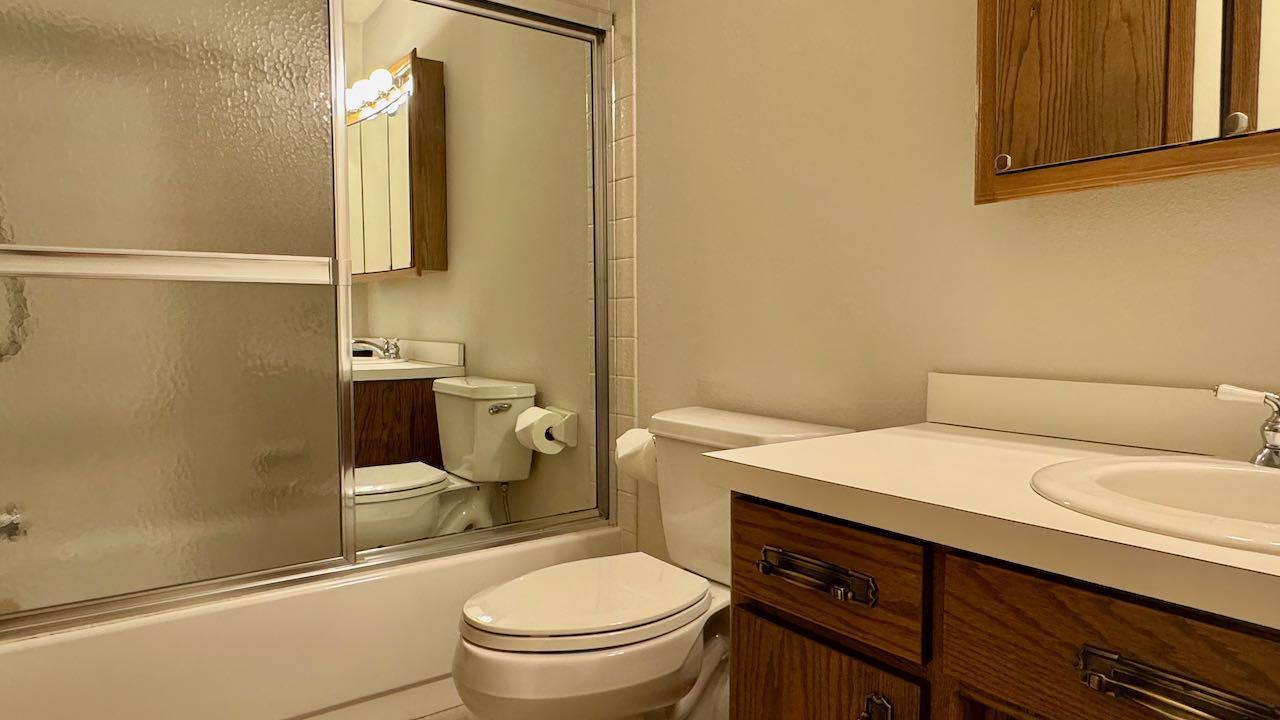 (49) Upstairs Full Bath.jpeg