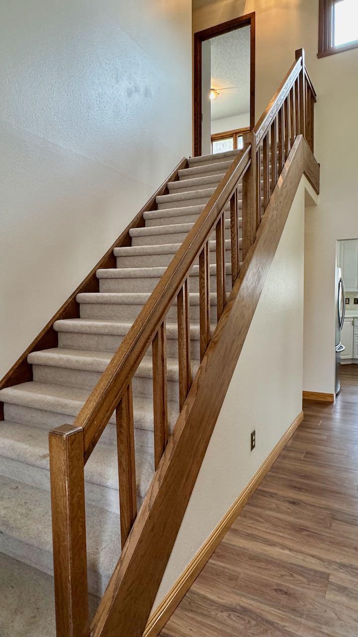 (16) Entry Staircase.jpeg