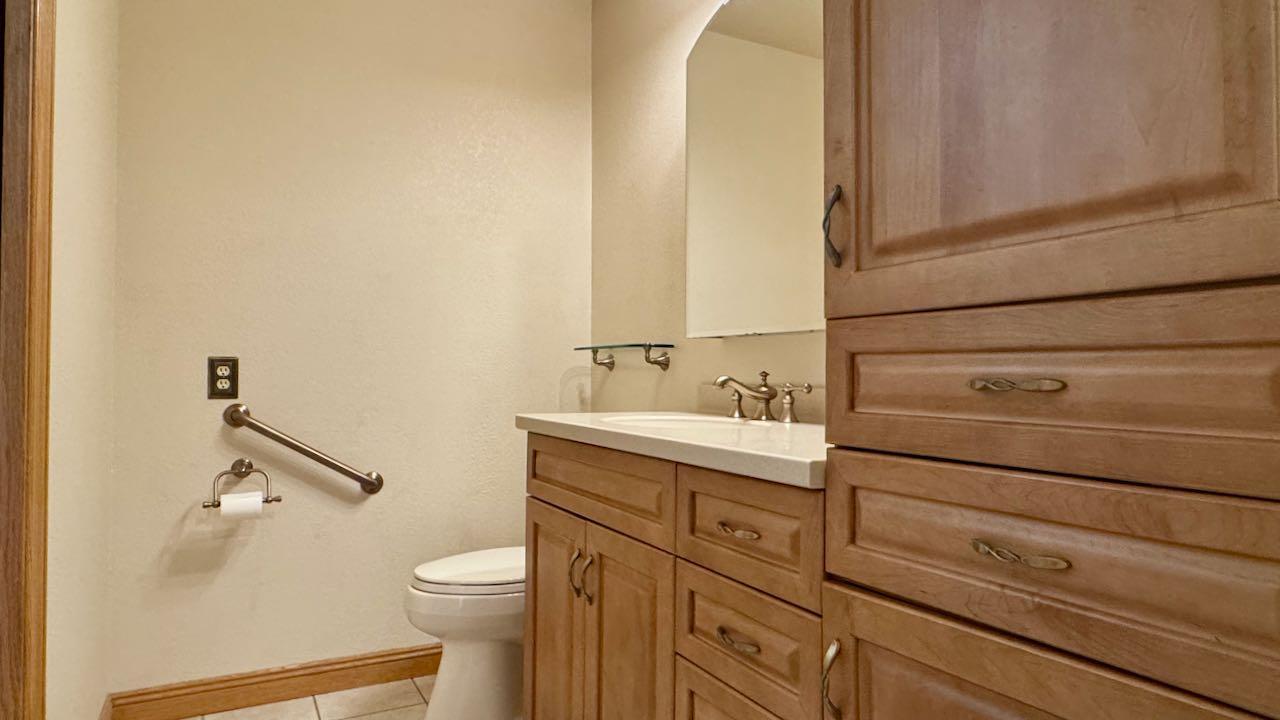 (20) Main Floor Bath.jpeg