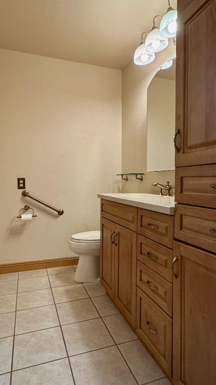 (21) Main Floor Bath.jpeg