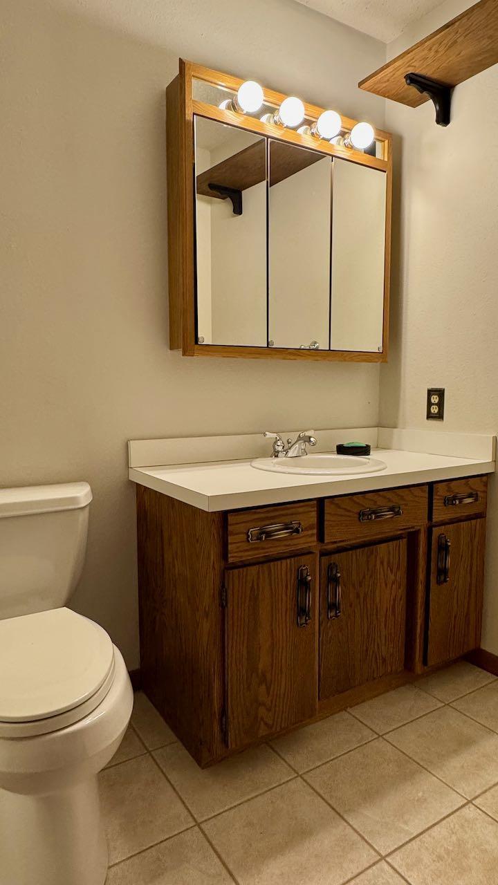 (51) Upstairs Full Bath.jpeg