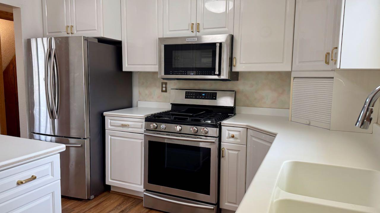 (6) Gas Range in Kitchen.jpeg