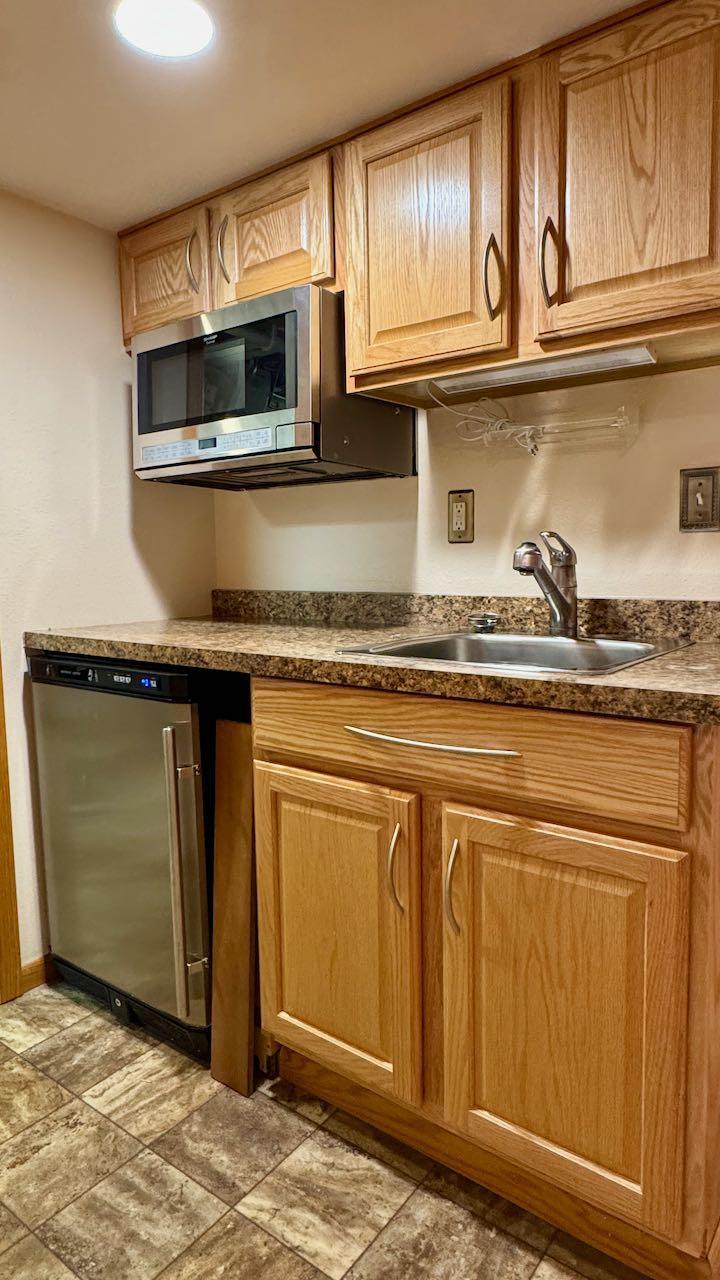 (33) Family Room Wet Bar.jpeg