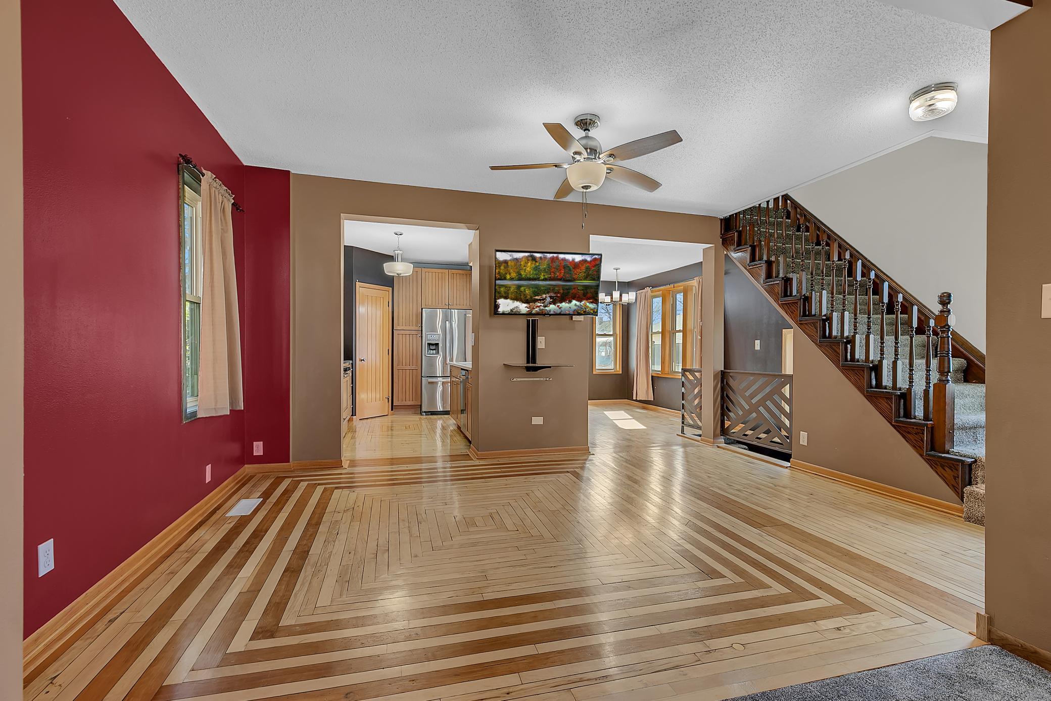 Striking design in the living room’s hardwood flooring!
