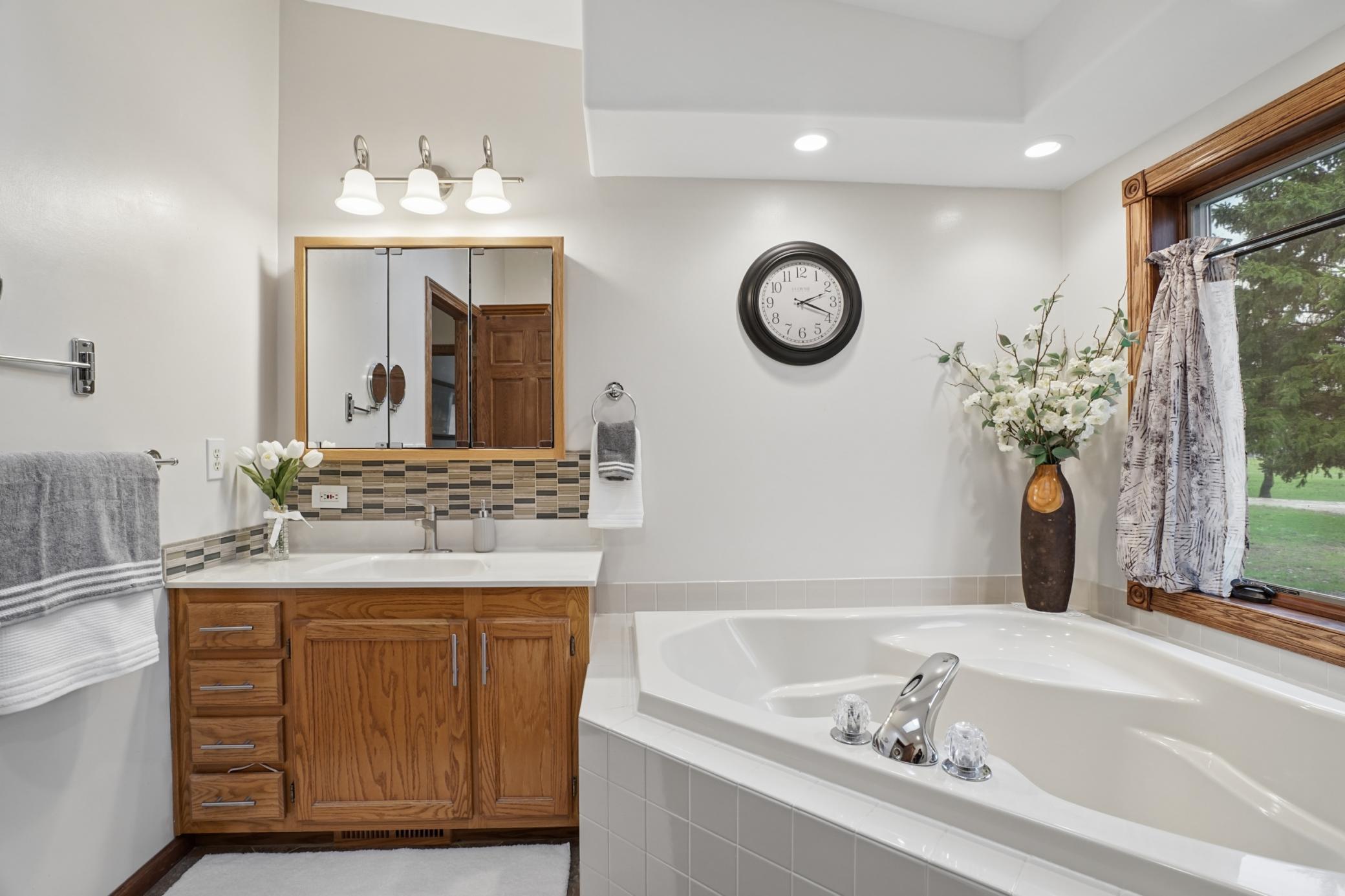 The full primary ensuite bathroom