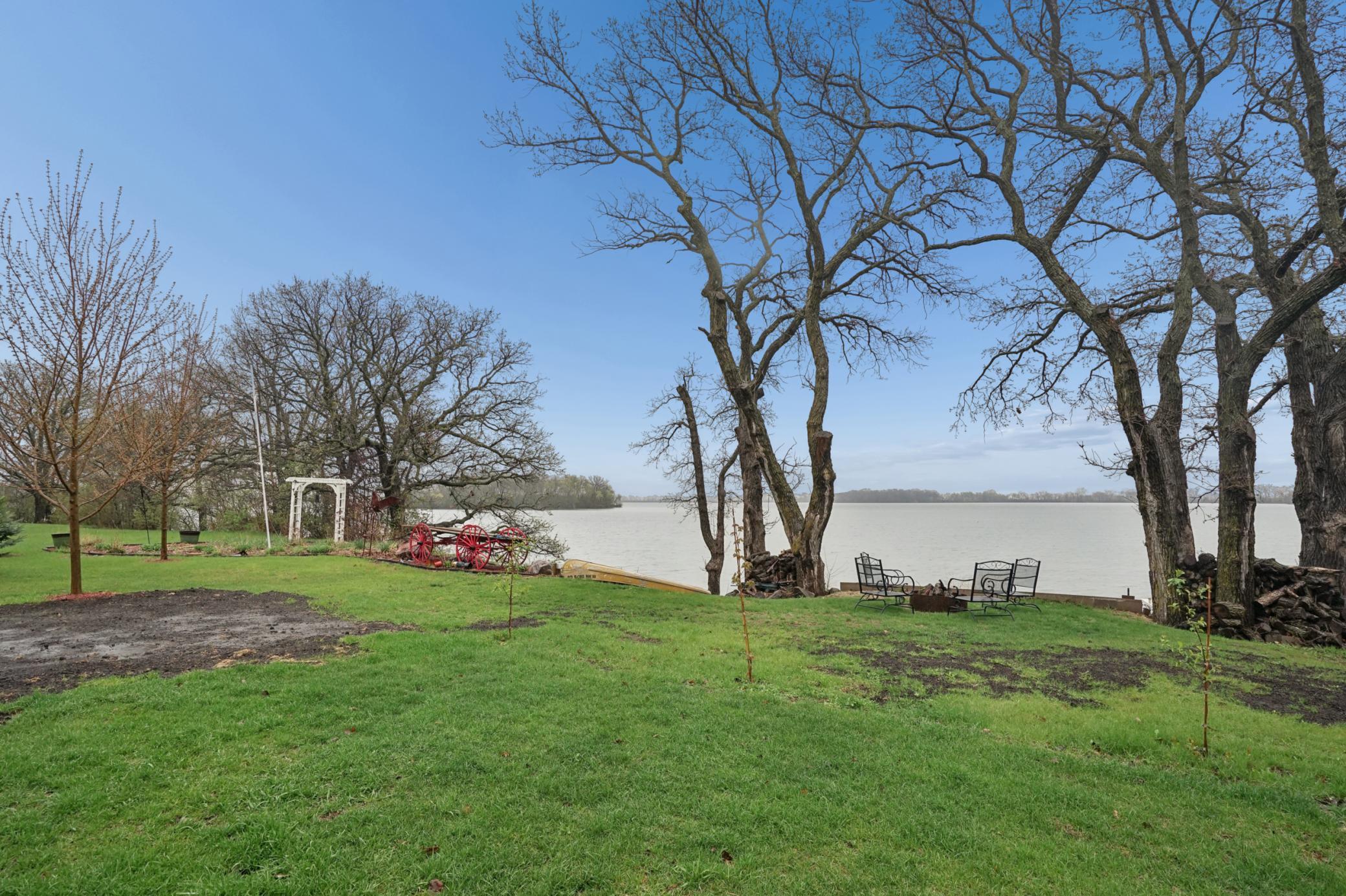 Enjoy 195' of Lake Preston shoreline.