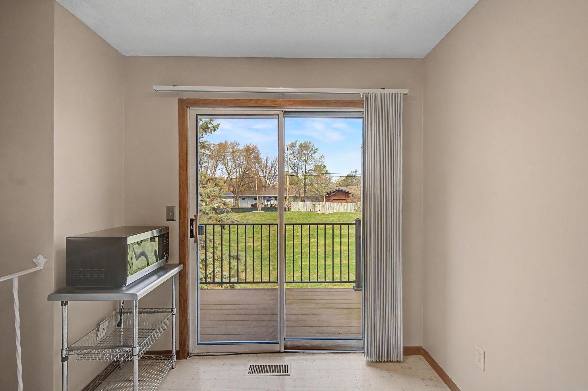 Area for a small breakfast table or additional storage