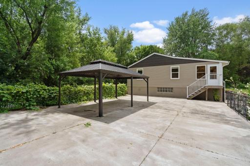 30 Woodridge Lane, Inver Grove Heights, MN 55077