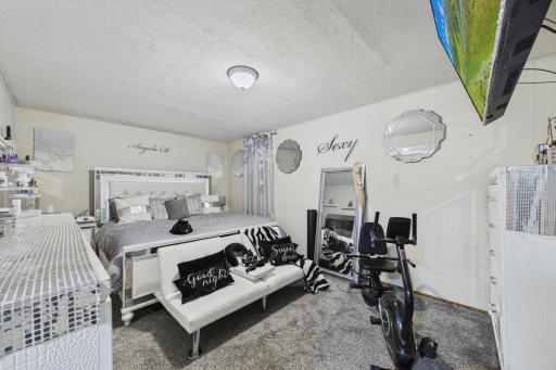 LL Bonus Room w/ Walk-in Closet