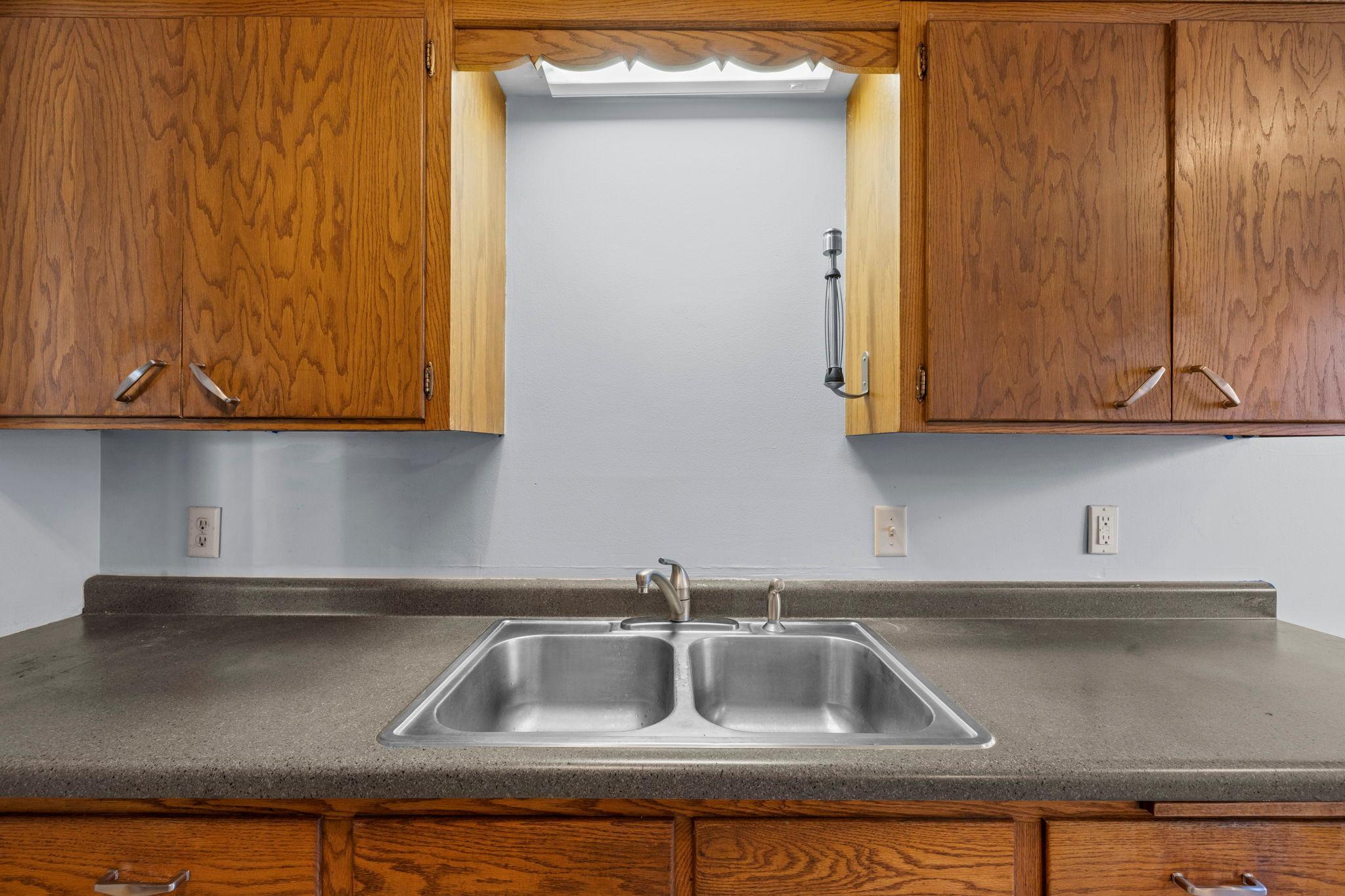 Double basin kitchen sink