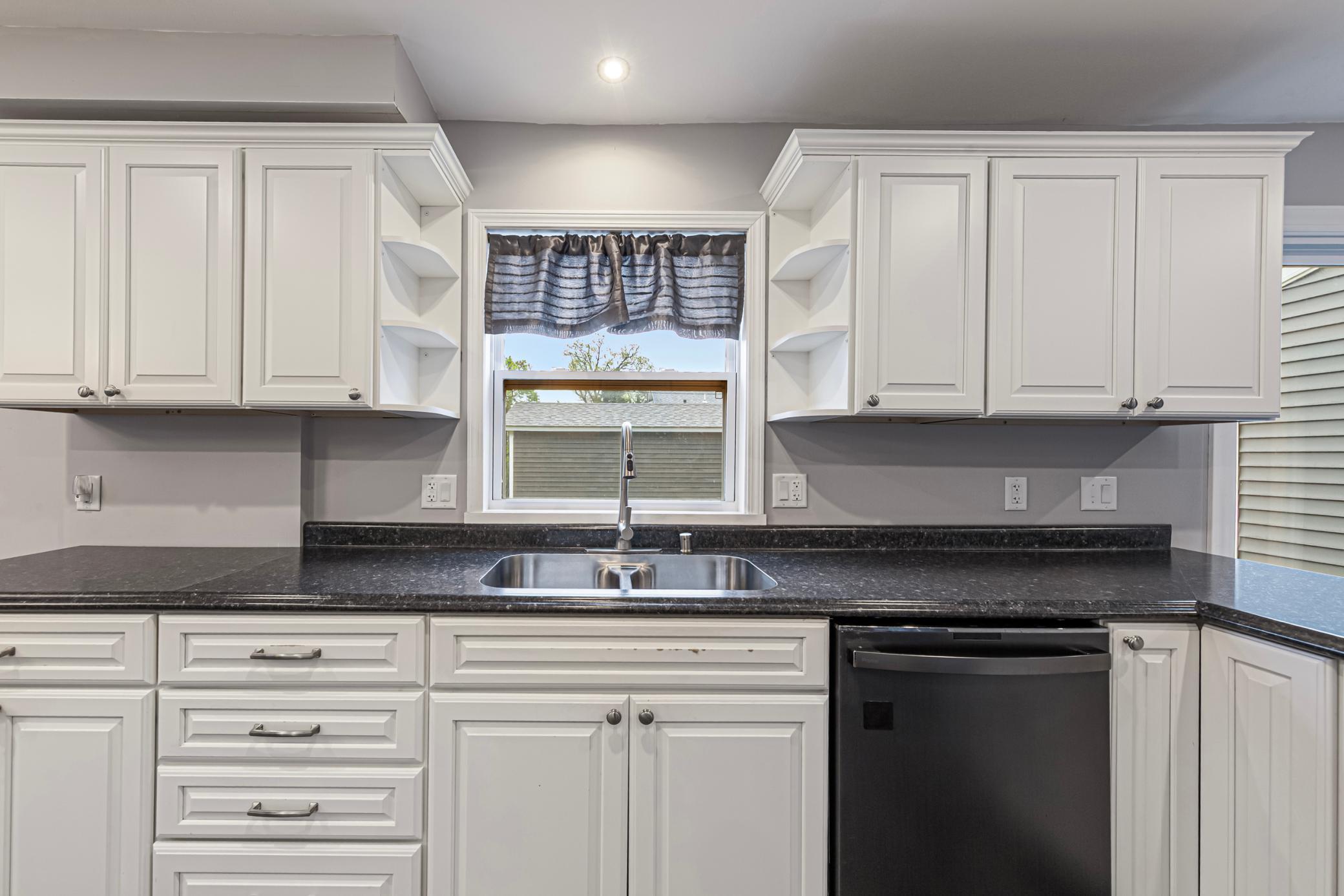 15 kitchen.jpg