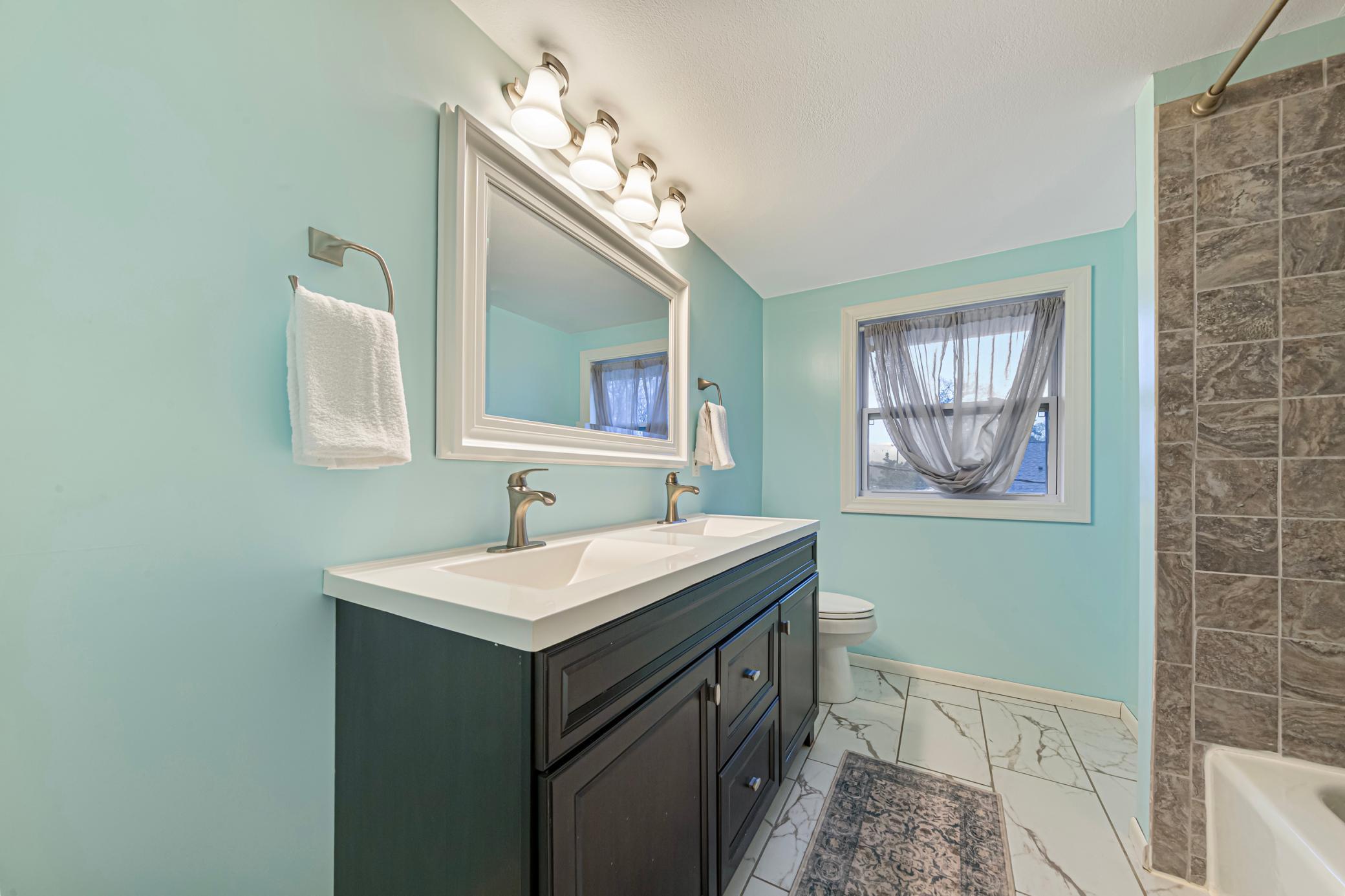 27 bathroom.jpg