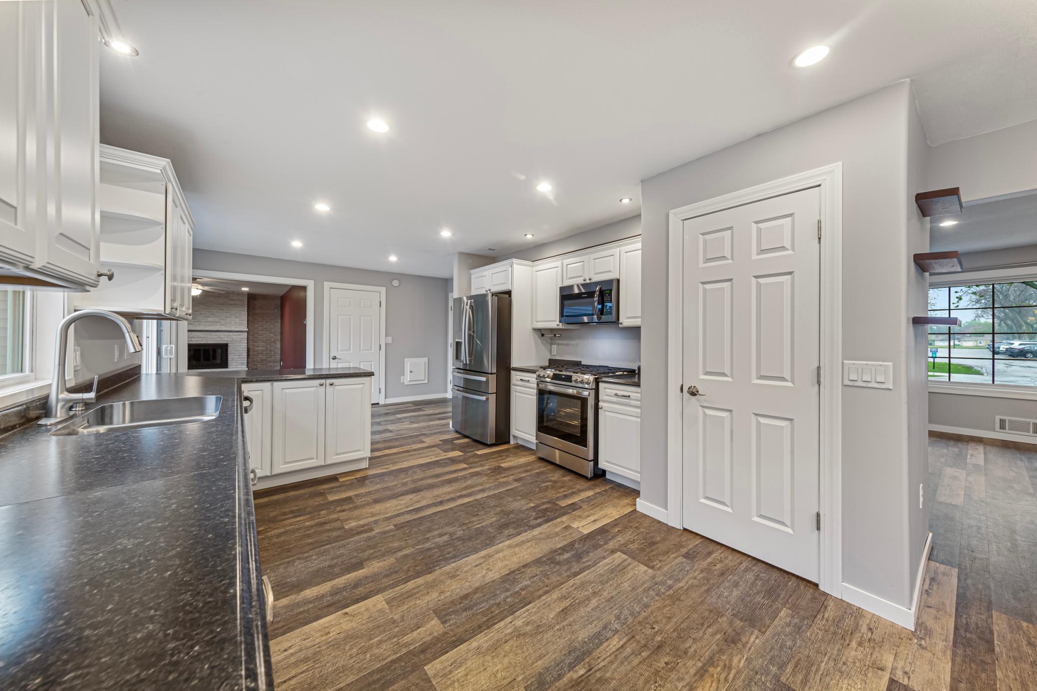 14 kitchen.jpg