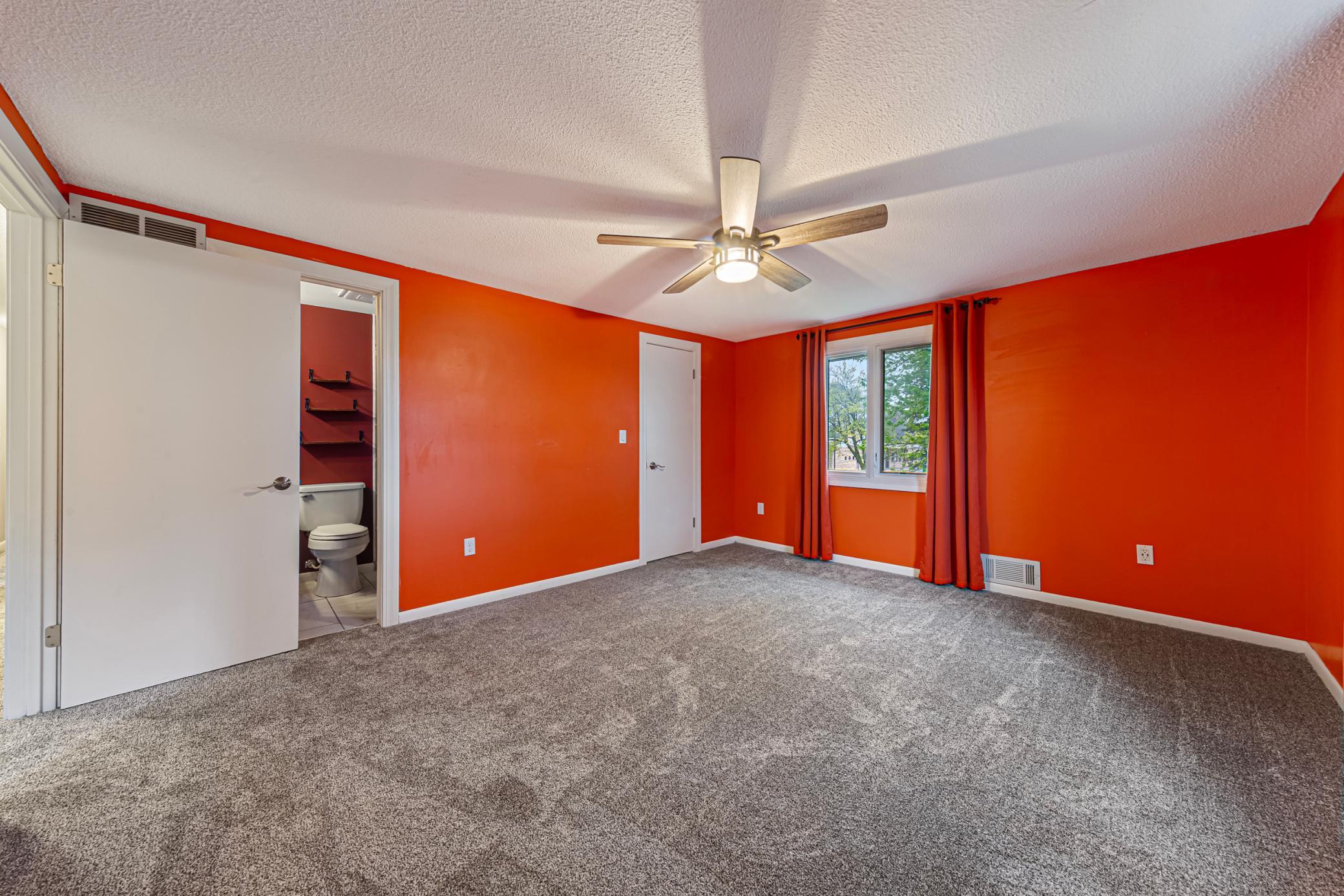 32 main bedroom.jpg