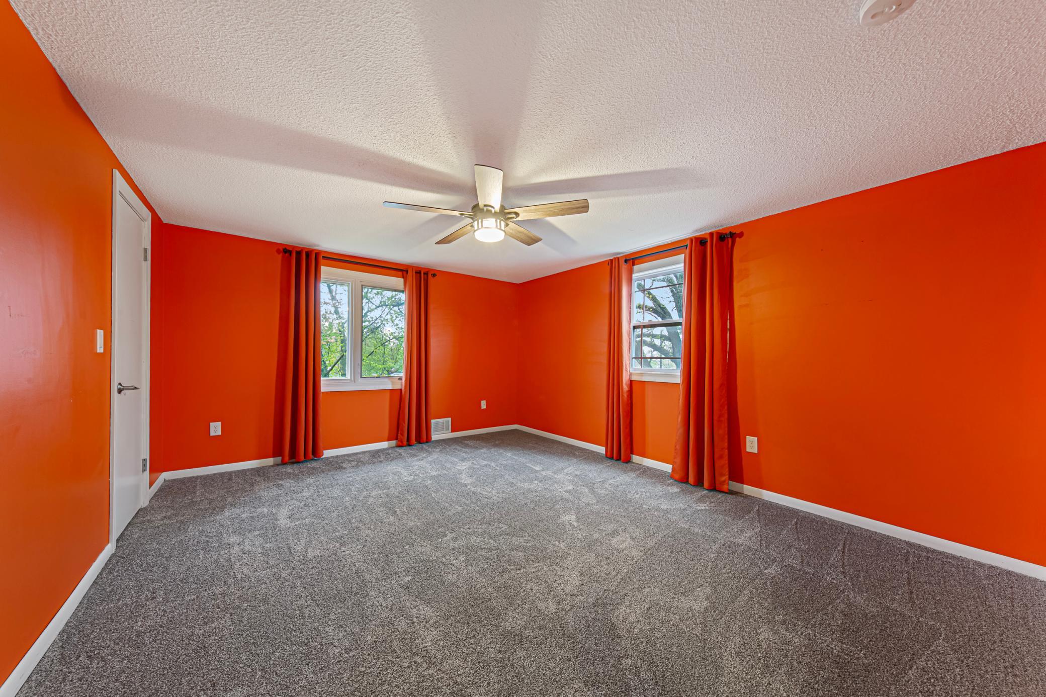 31 main bedroom.jpg