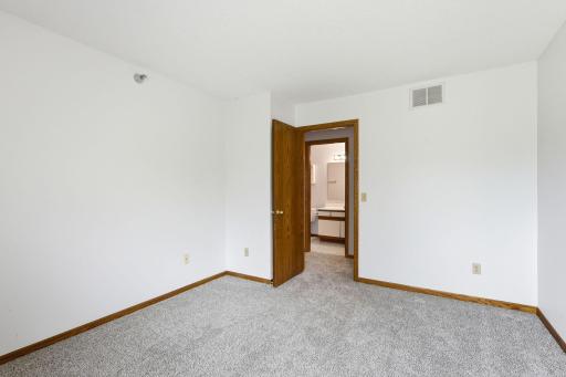23-web-or-mls-2565-Lockwood-Dr-108-23.jpg