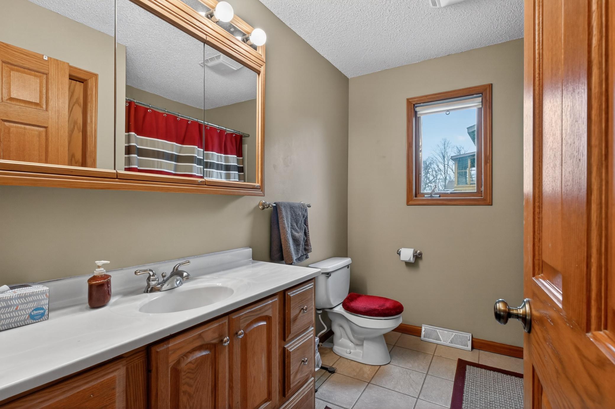 Main floor full bath