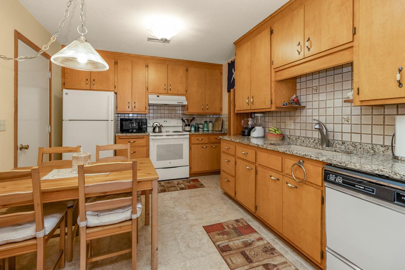 Lots of room in the eat-in kitchen