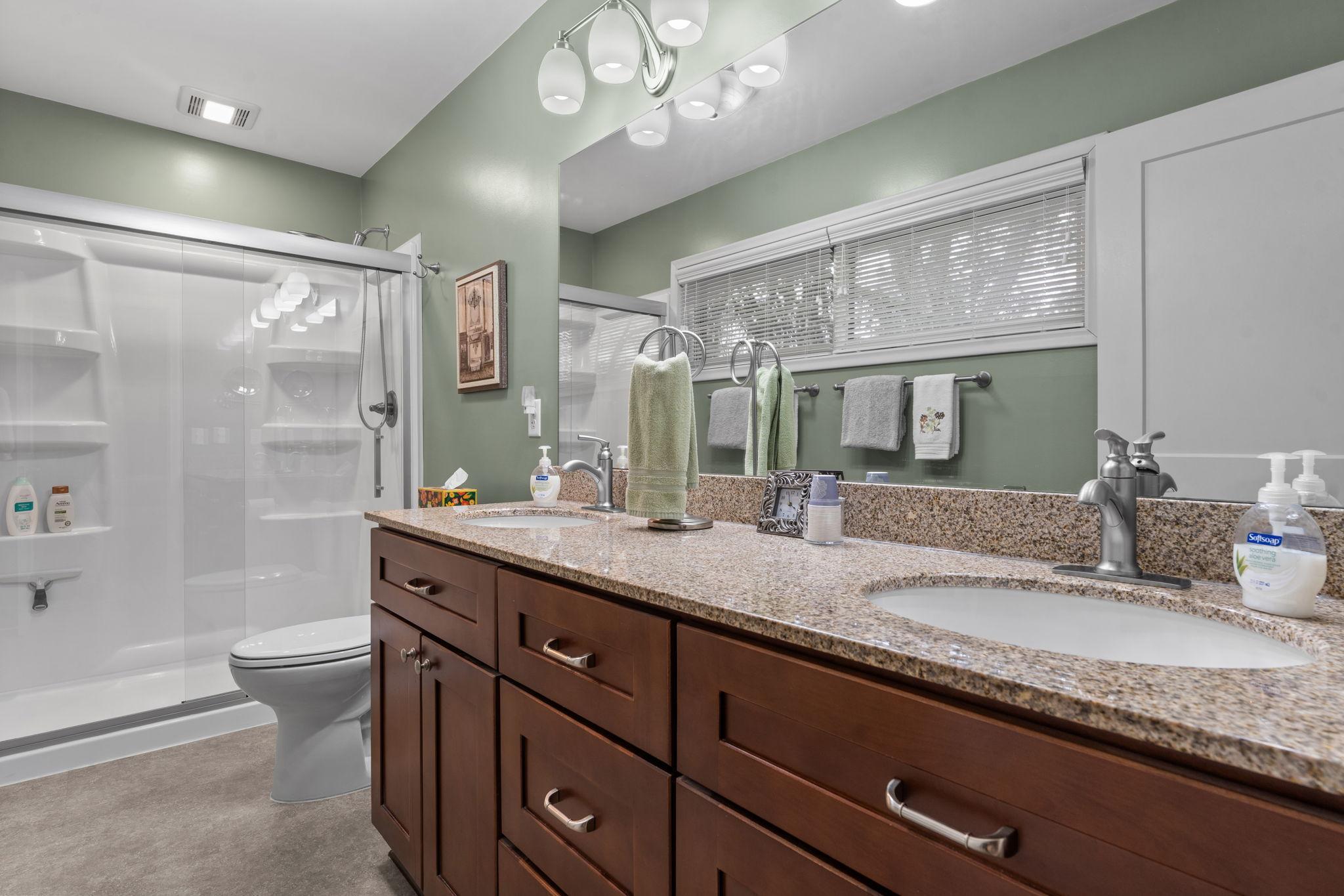 Three quarter en suite primary bathroom.